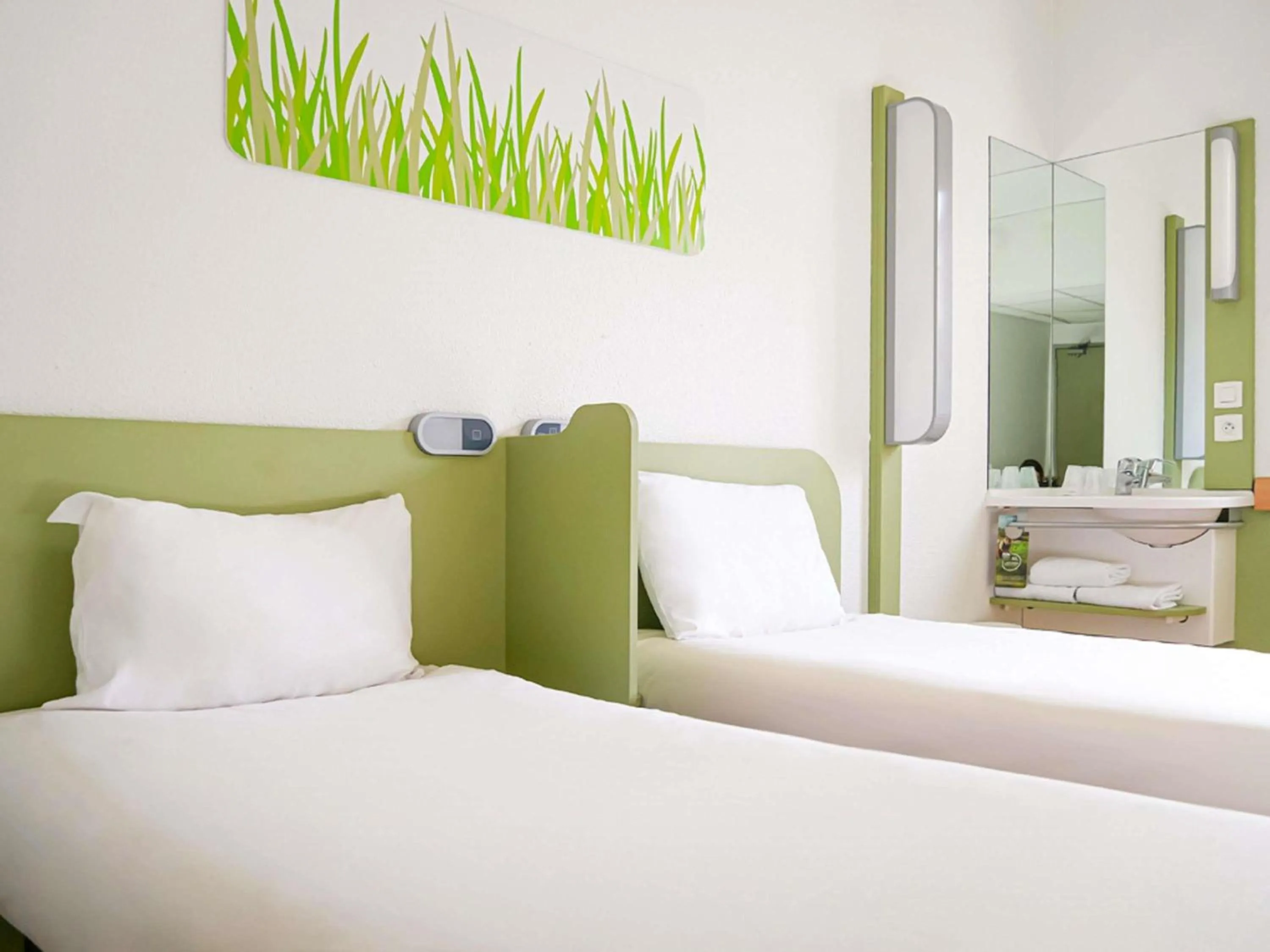 Bedroom, Bed in ibis budget Poitiers Nord Futuroscope