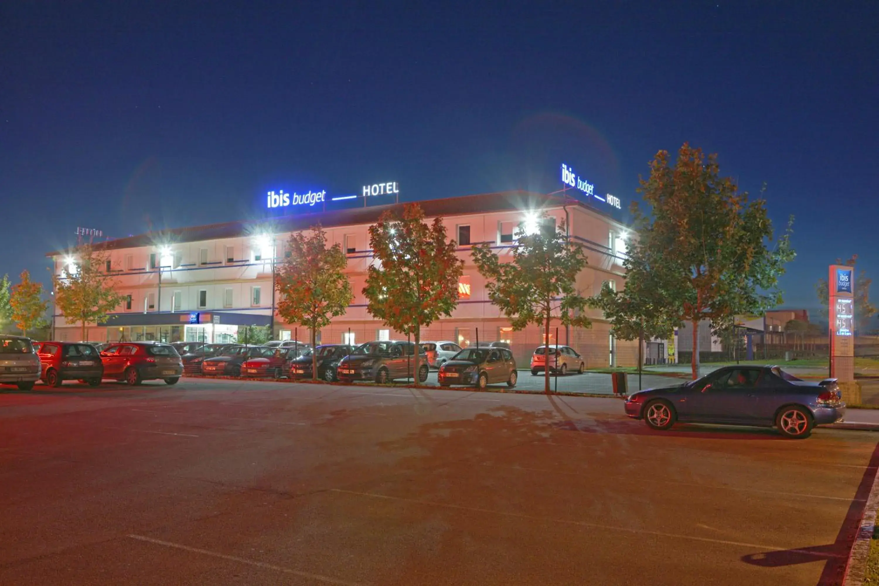 Facade/entrance in ibis budget Poitiers Nord Futuroscope Facade/entrance in ibis budget Poitiers Nord Futuroscope