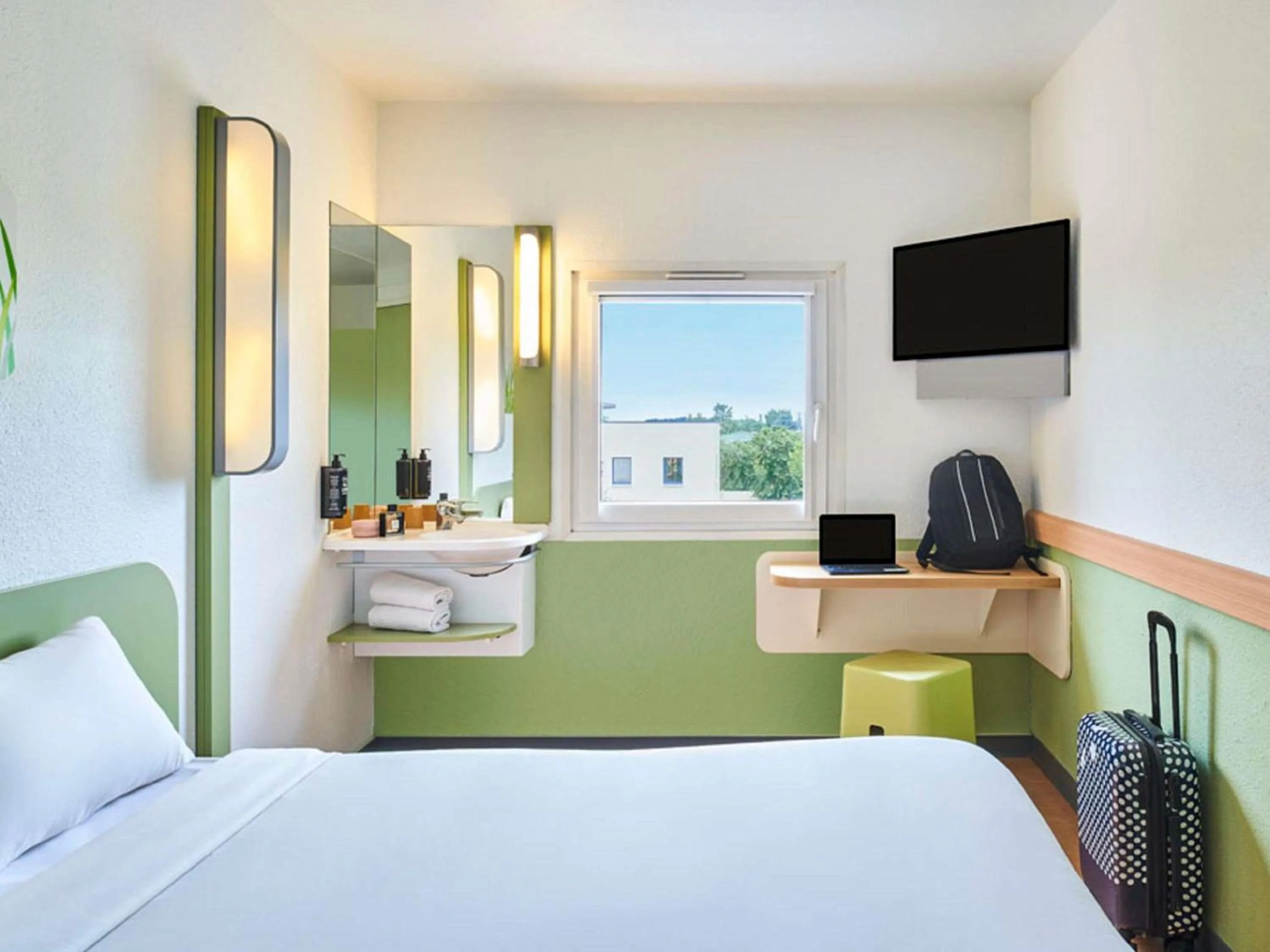 Bedroom, Bed in ibis budget Poitiers Nord Futuroscope