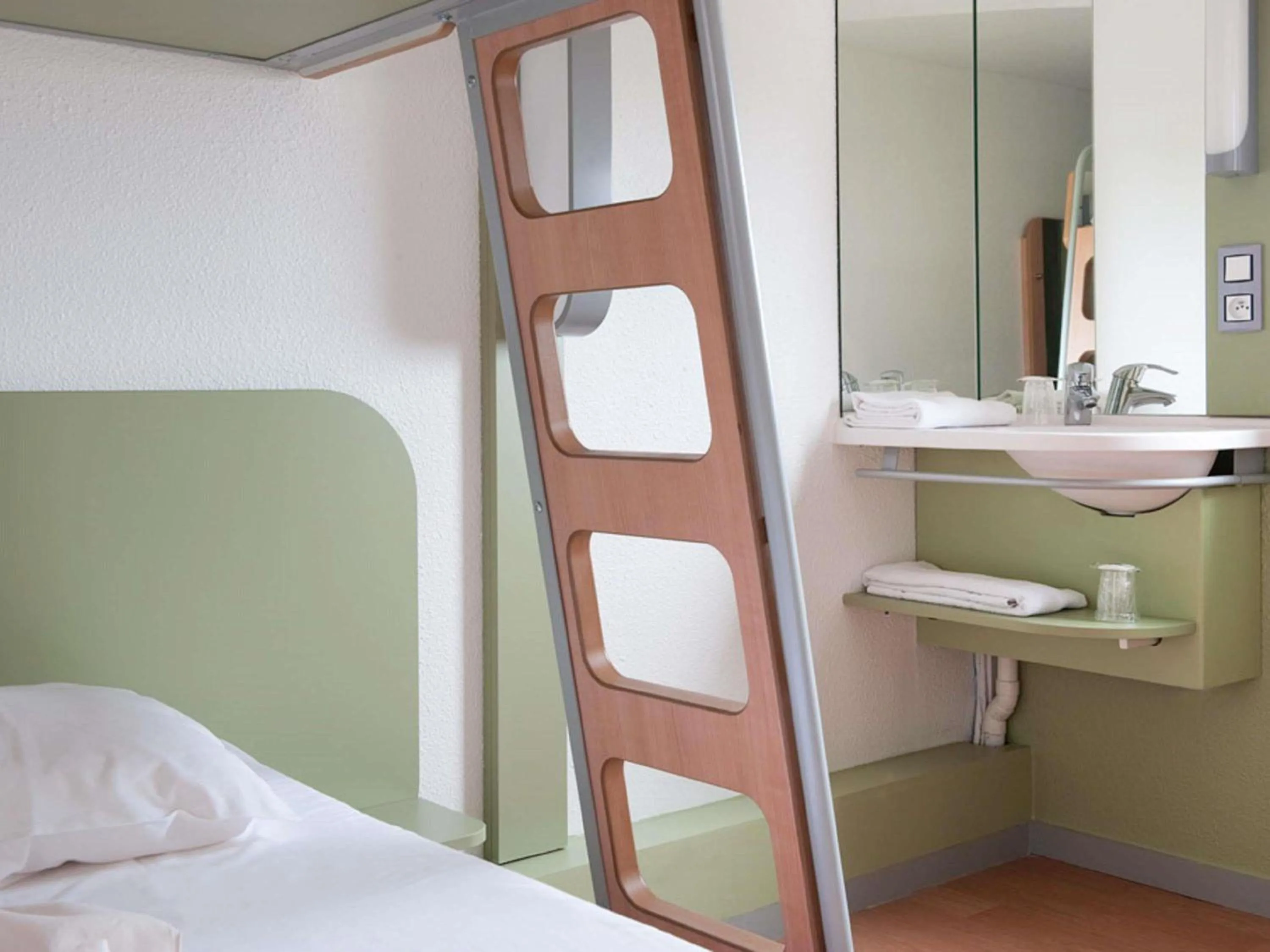 Bedroom, Bed in ibis budget Poitiers Nord Futuroscope