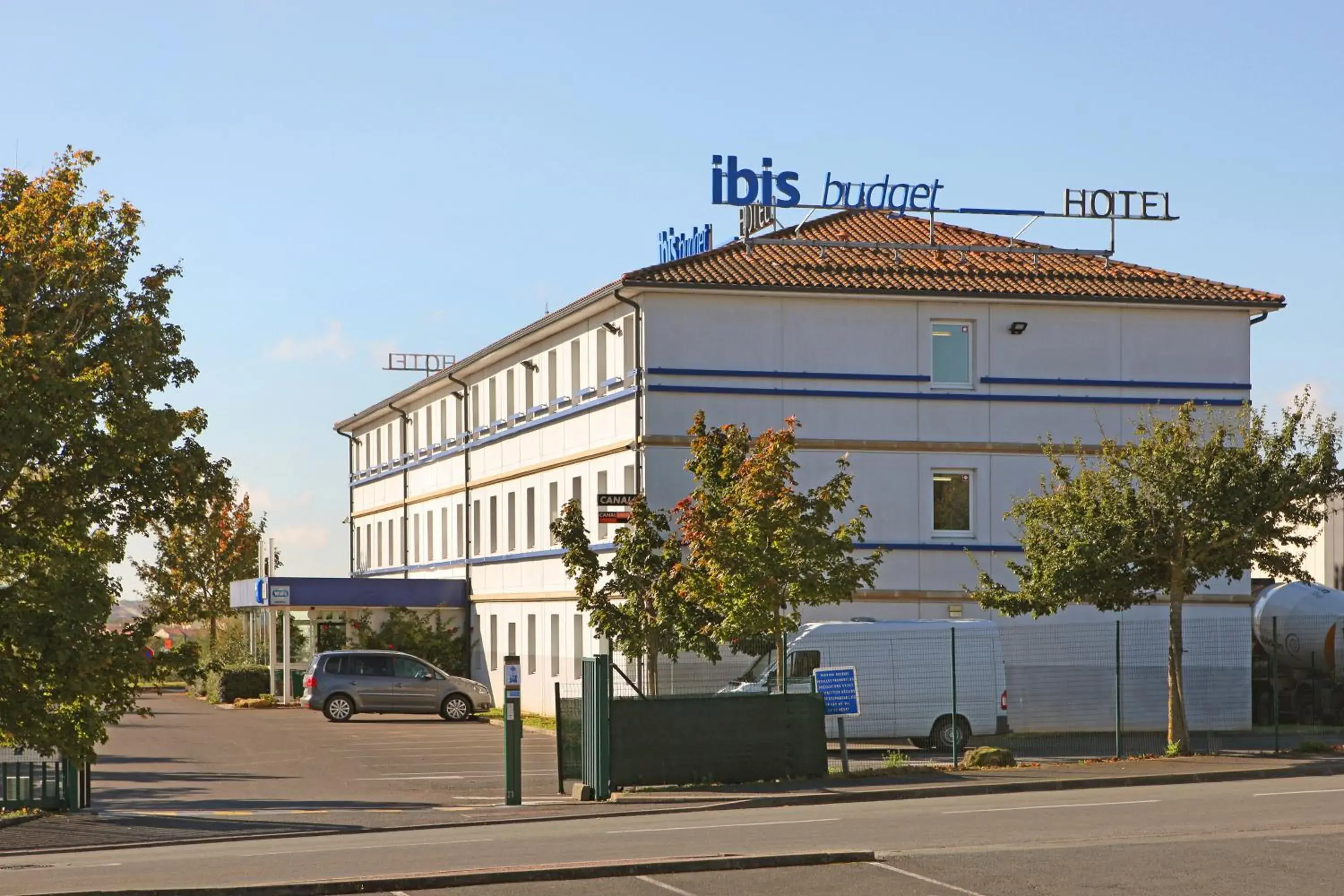 Facade/entrance in ibis budget Poitiers Nord Futuroscope Facade/entrance in ibis budget Poitiers Nord Futuroscope