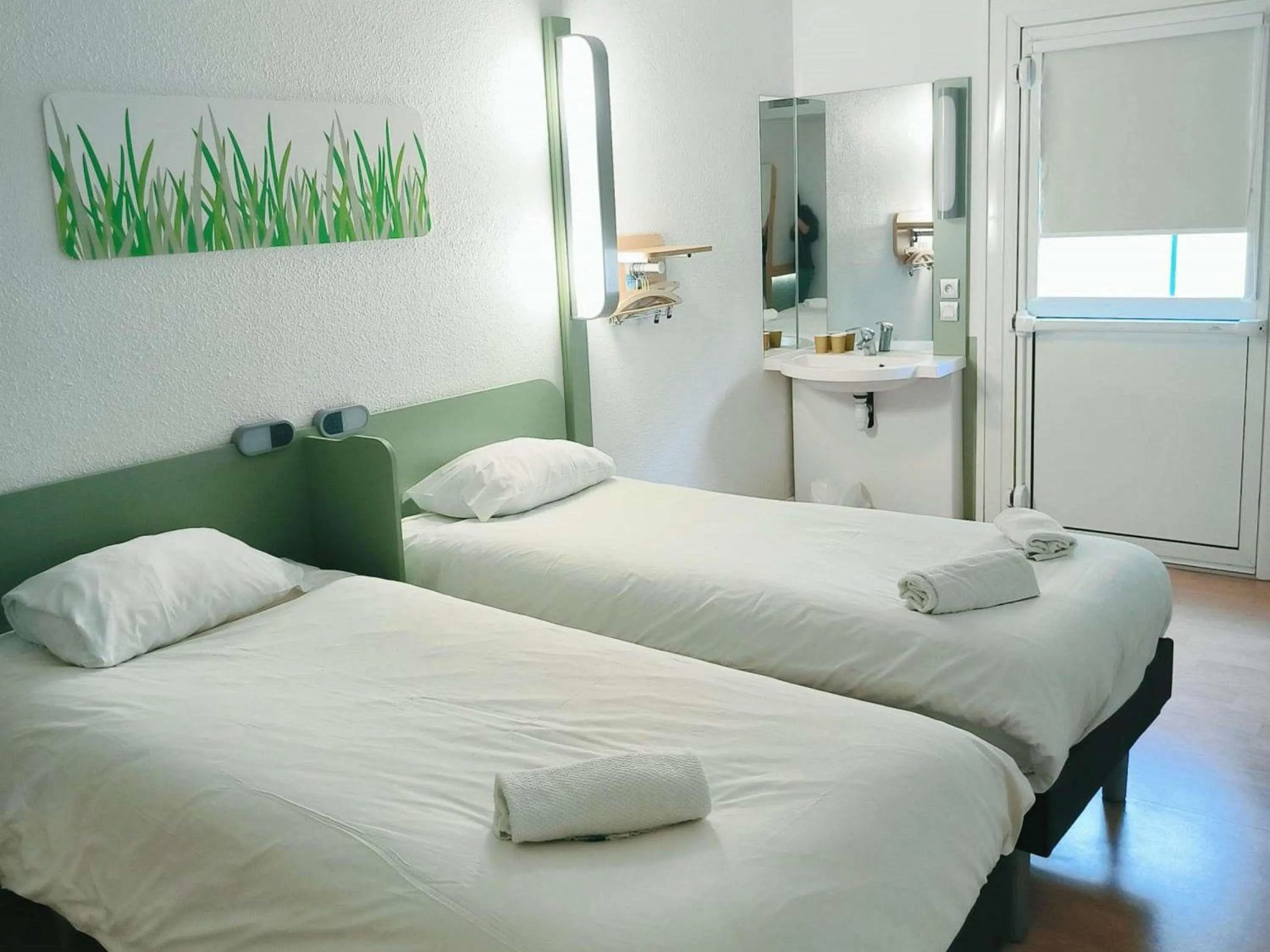 Bedroom, Bed in ibis budget Poitiers Nord Futuroscope
