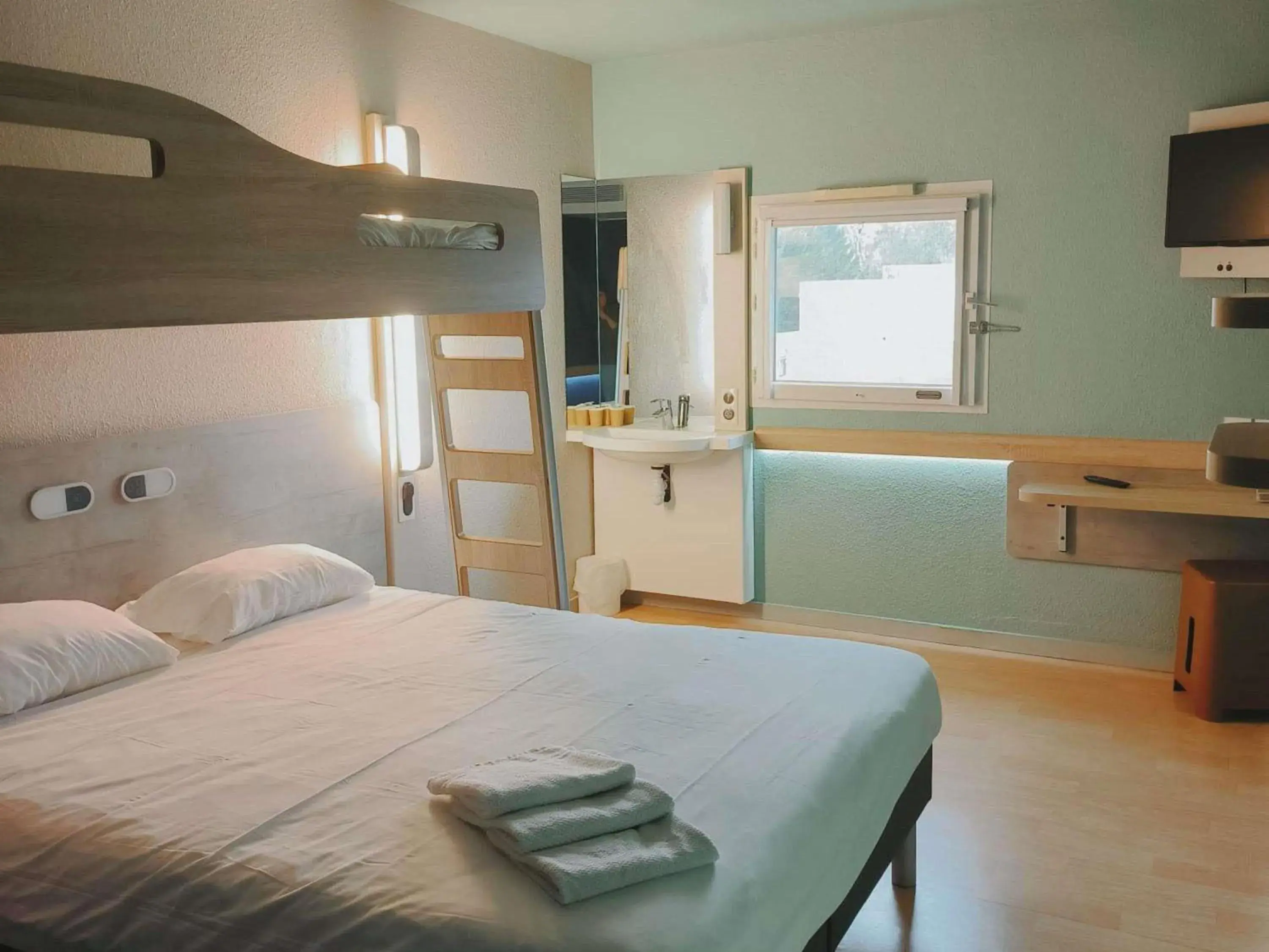 Bedroom, Bed in ibis budget Poitiers Nord Futuroscope Bedroom, Bed in ibis budget Poitiers Nord Futuroscope