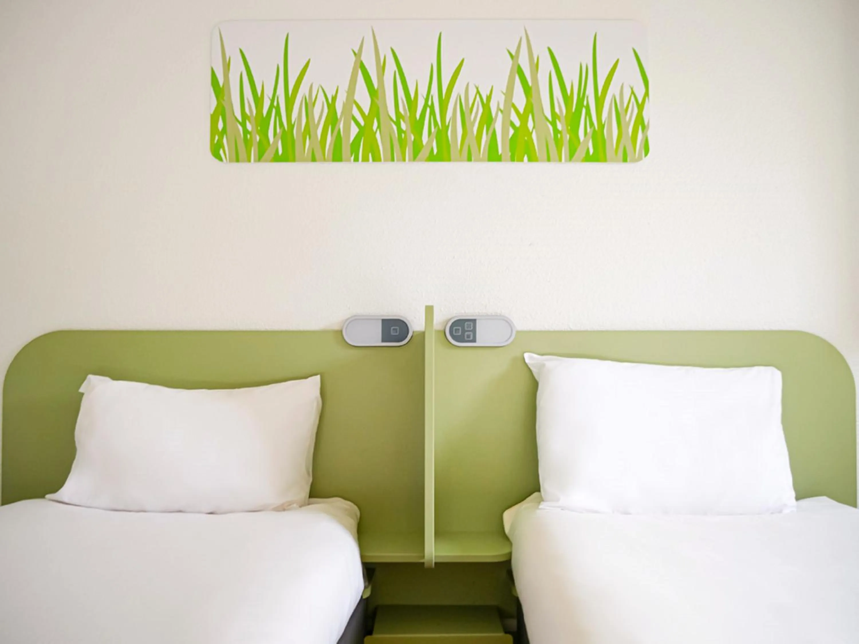 Bedroom, Bed in ibis budget Poitiers Nord Futuroscope