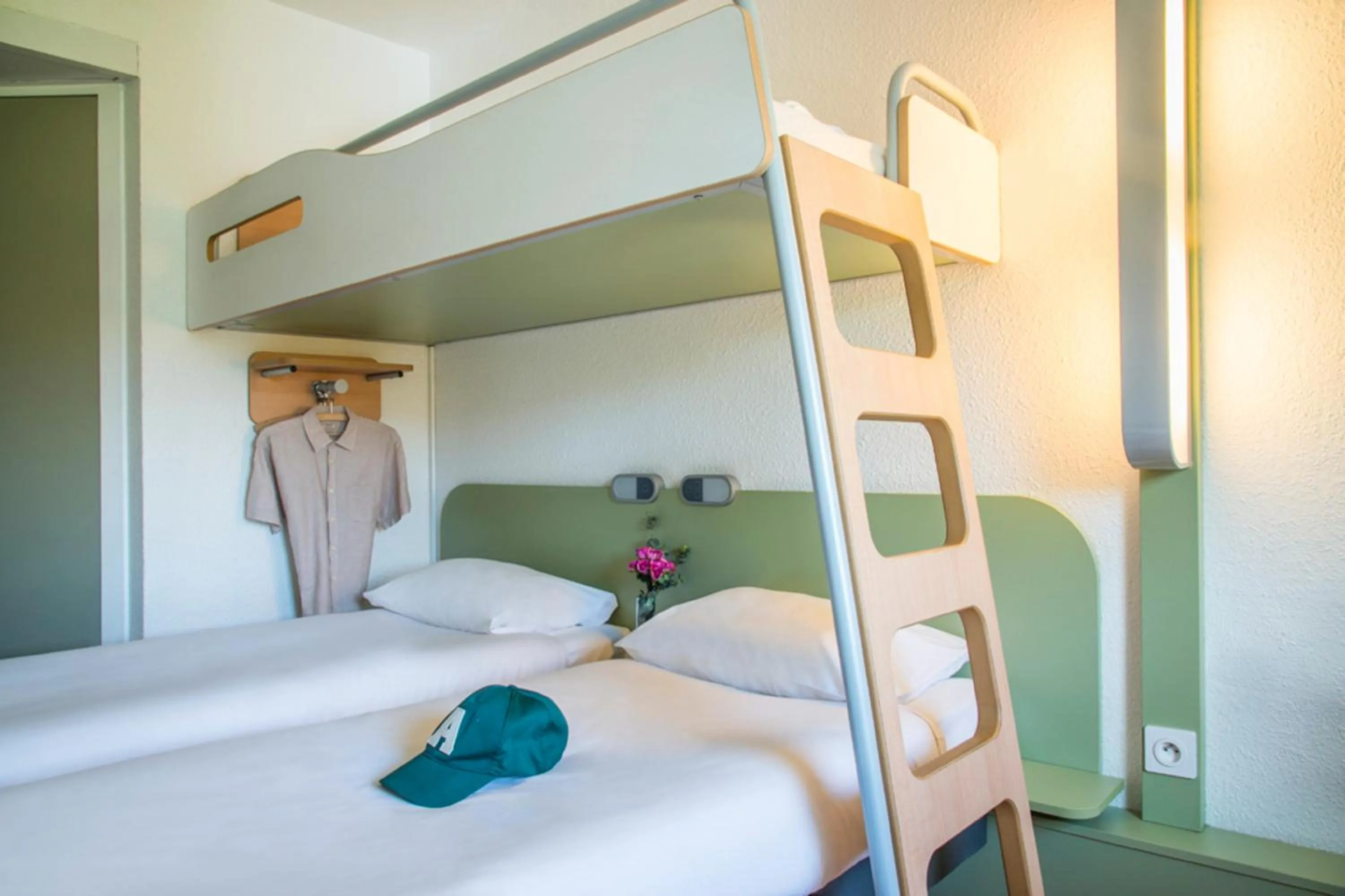 Bedroom, Bed in ibis budget Poitiers Nord Futuroscope