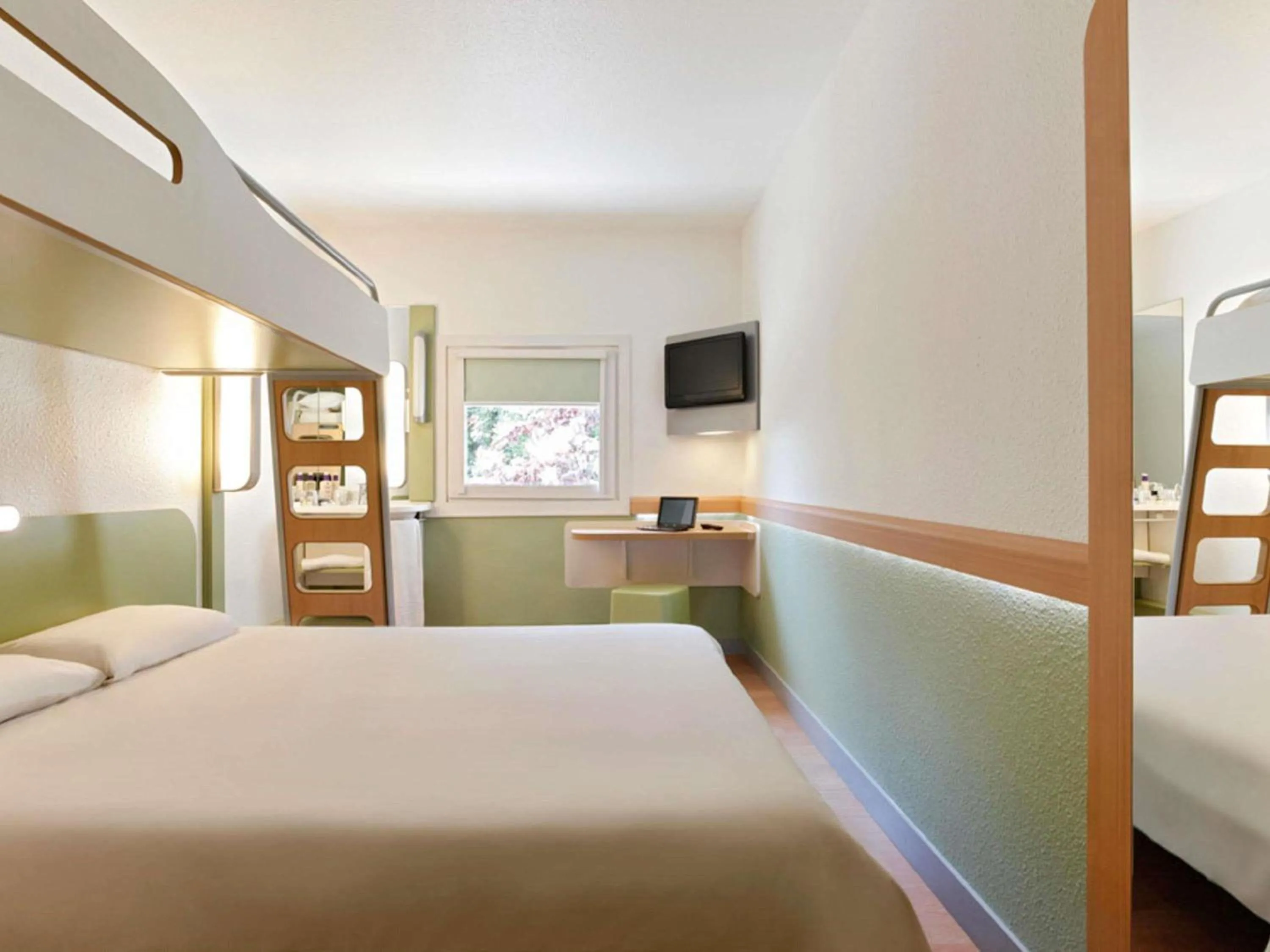 Bedroom, Bed in ibis budget Poitiers Nord Futuroscope