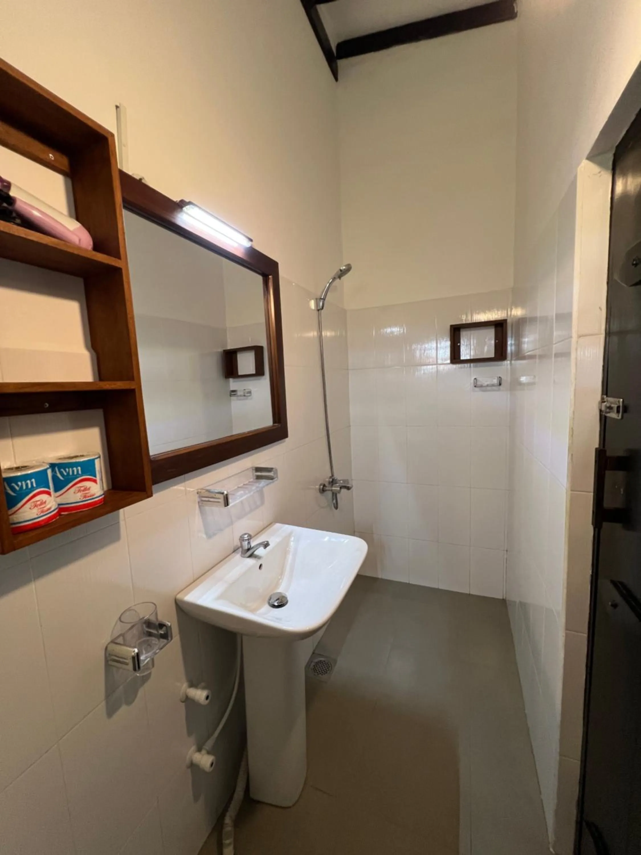 Shower in Sailors' Bay