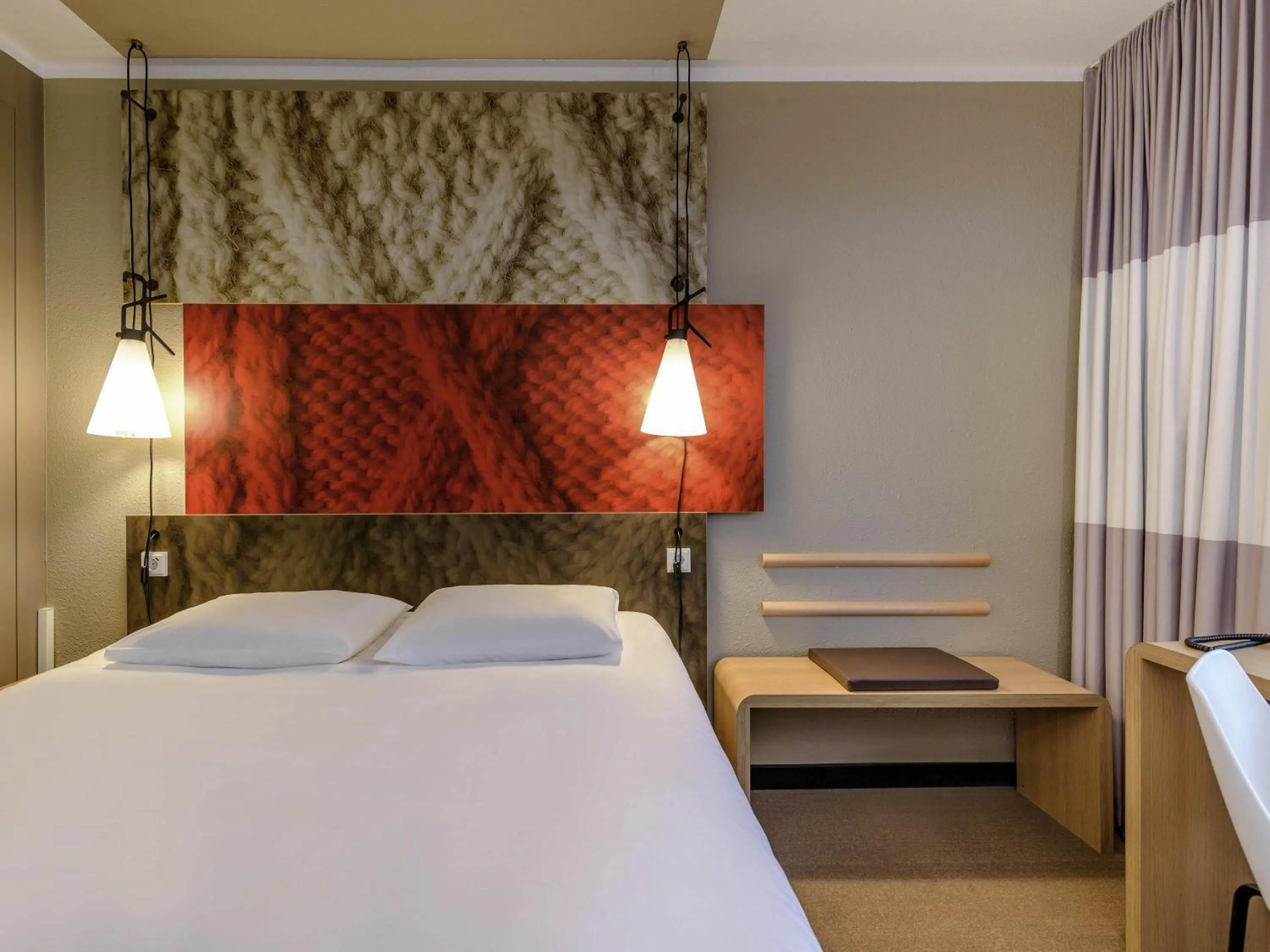 Bedroom, Bed in ibis London Docklands Canary Wharf