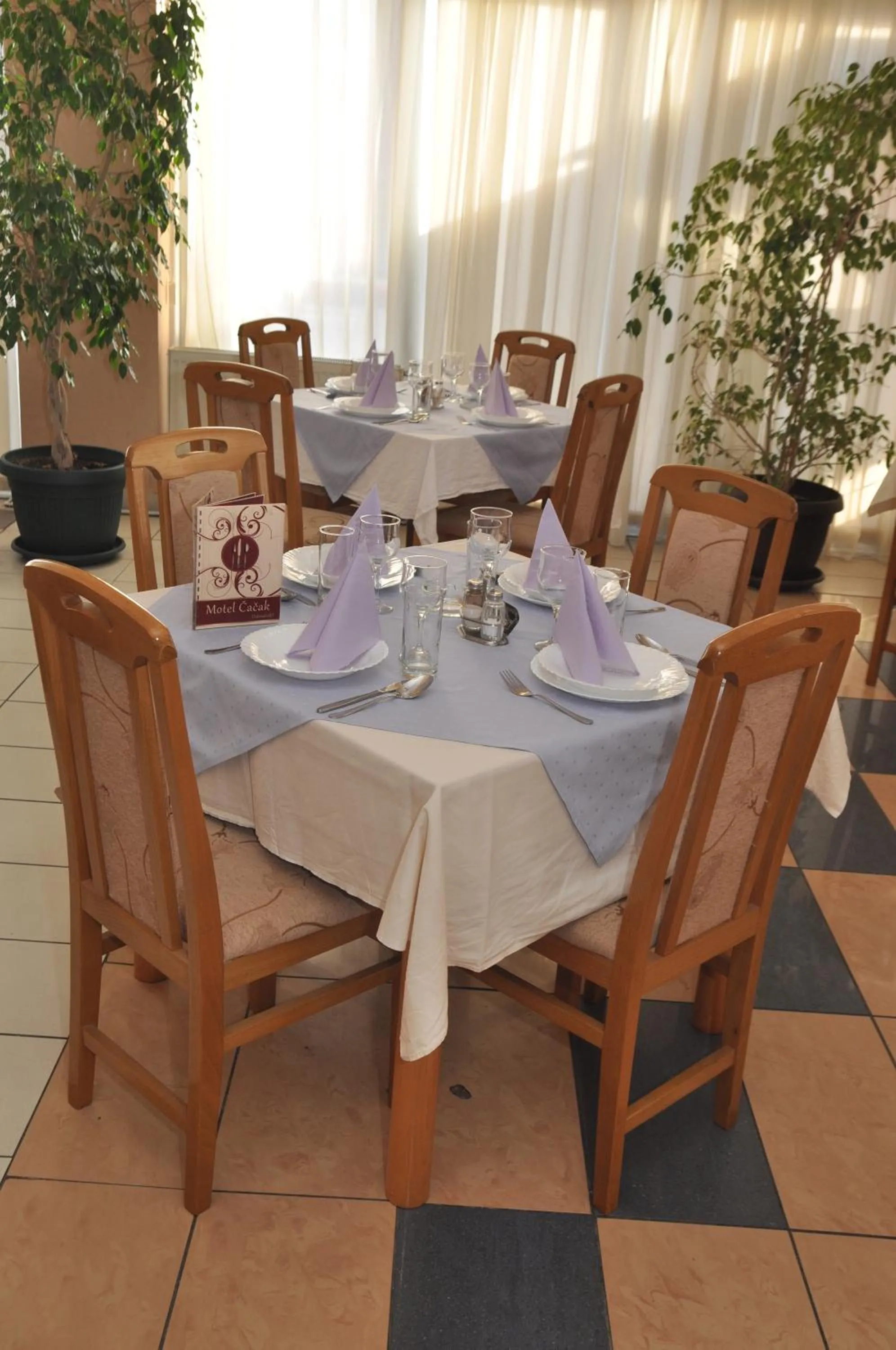Restaurant/places to eat in Garni Hotel Lake