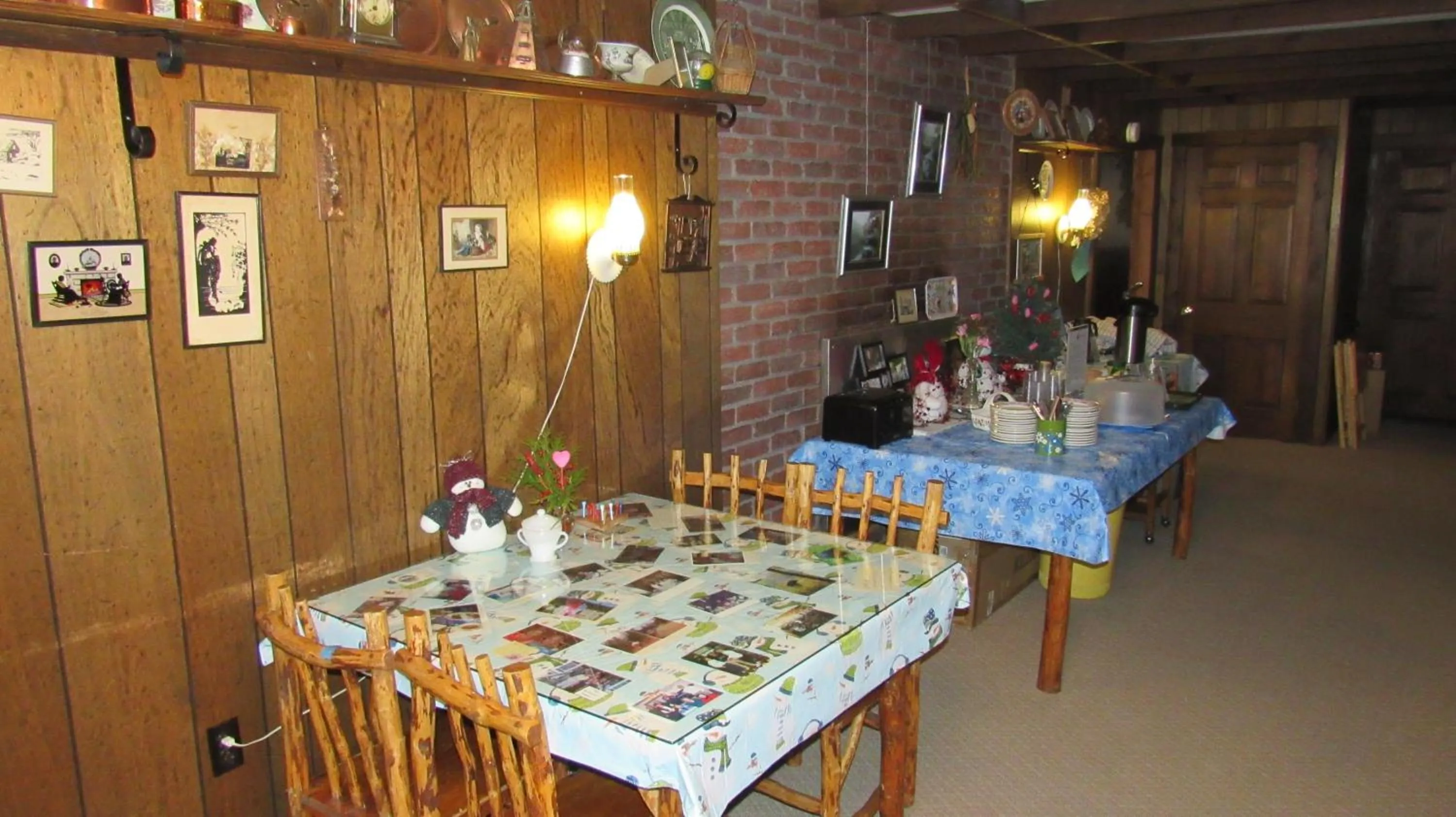 Continental breakfast in Carlson's Lodge