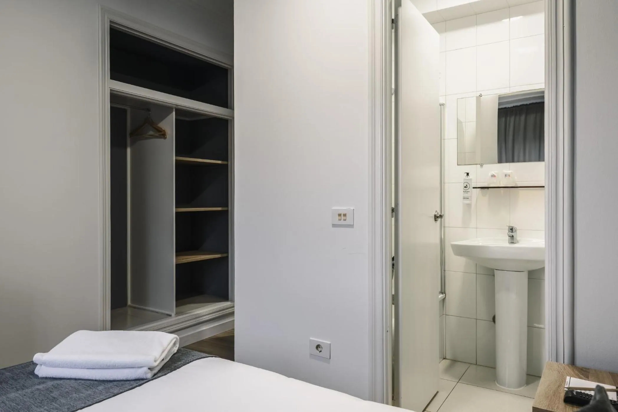 wardrobe, Bed in Hotel Alda Narón