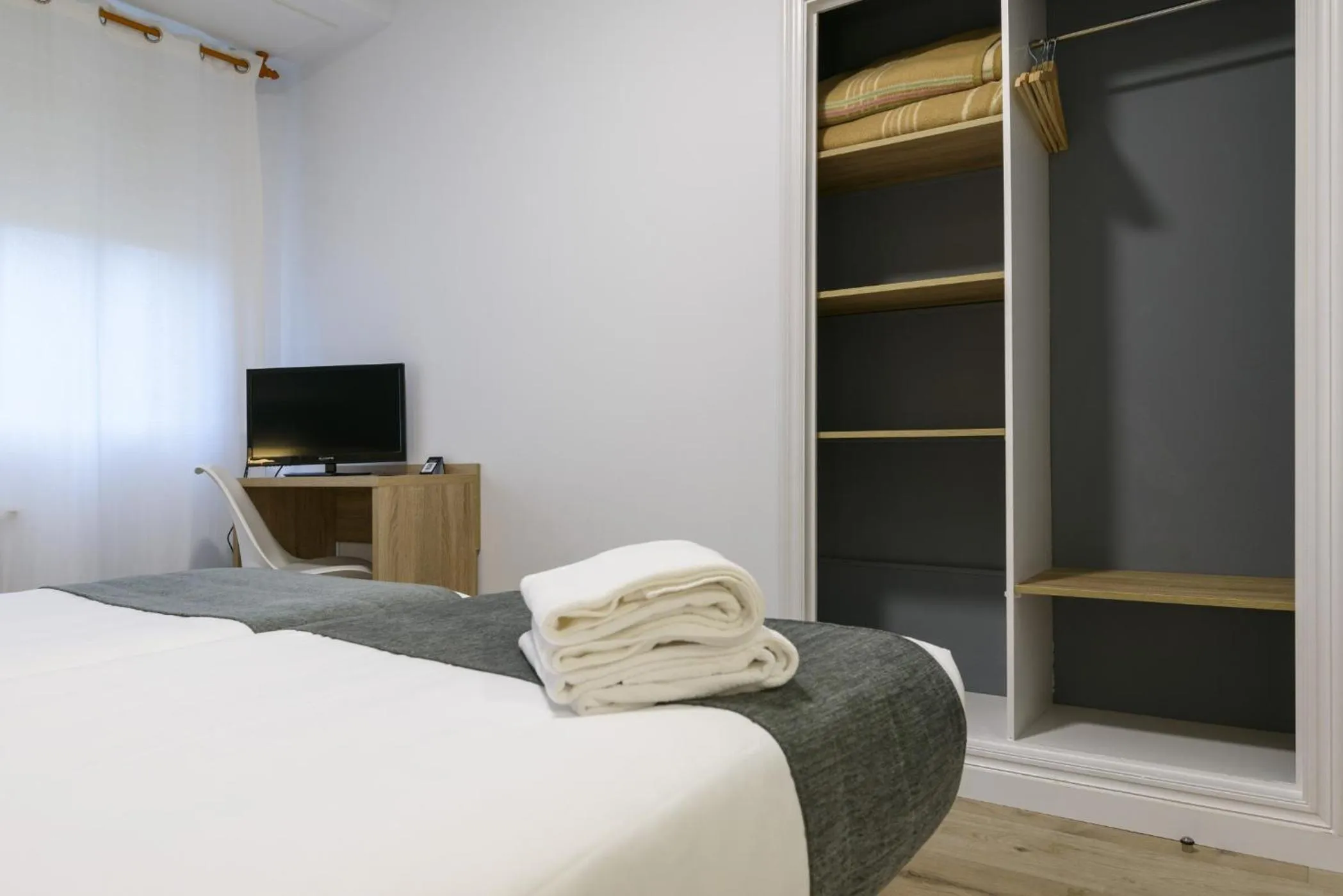 Bedroom, Bed in Hotel Alda Narón