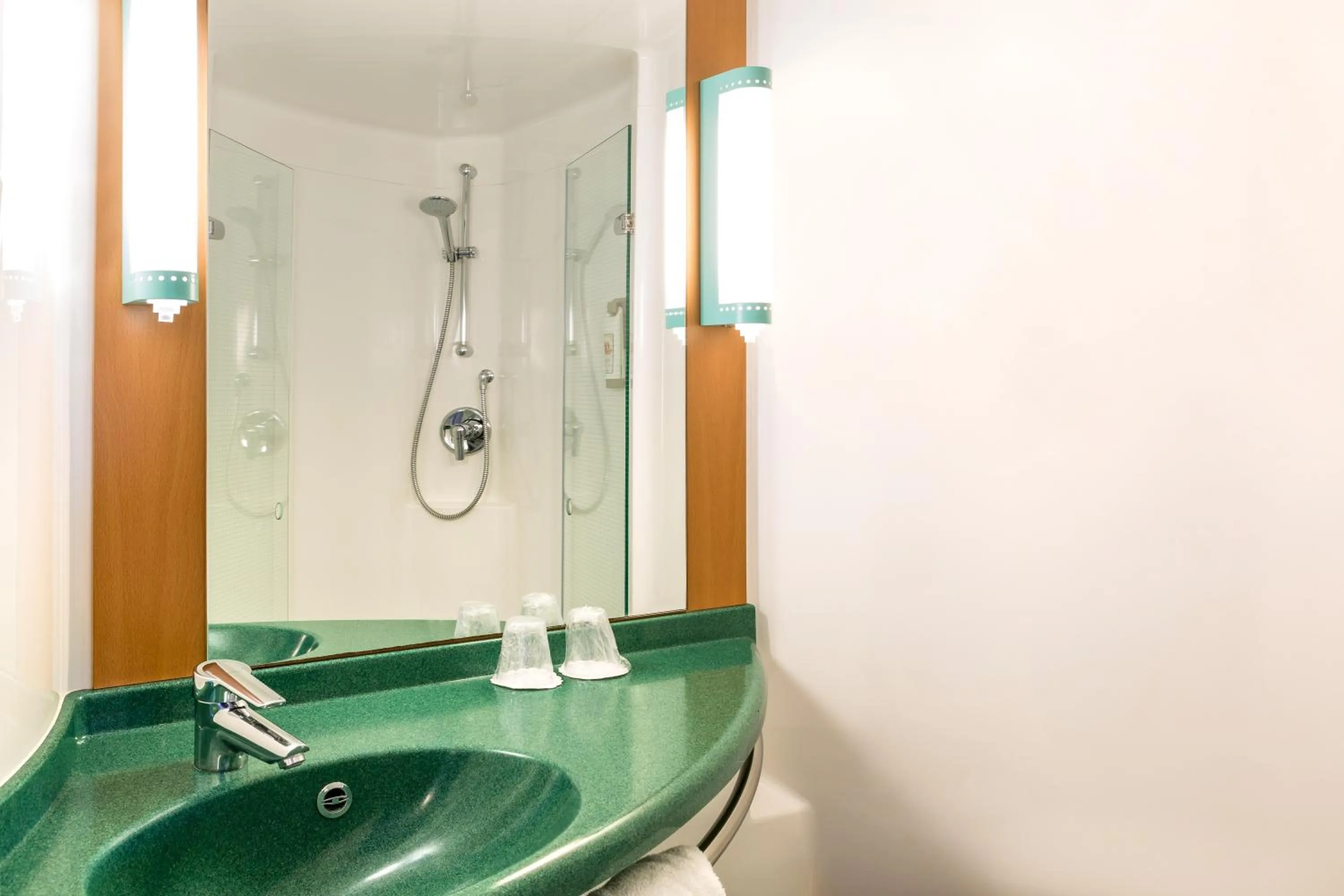 Bathroom in ibis Bristol Centre