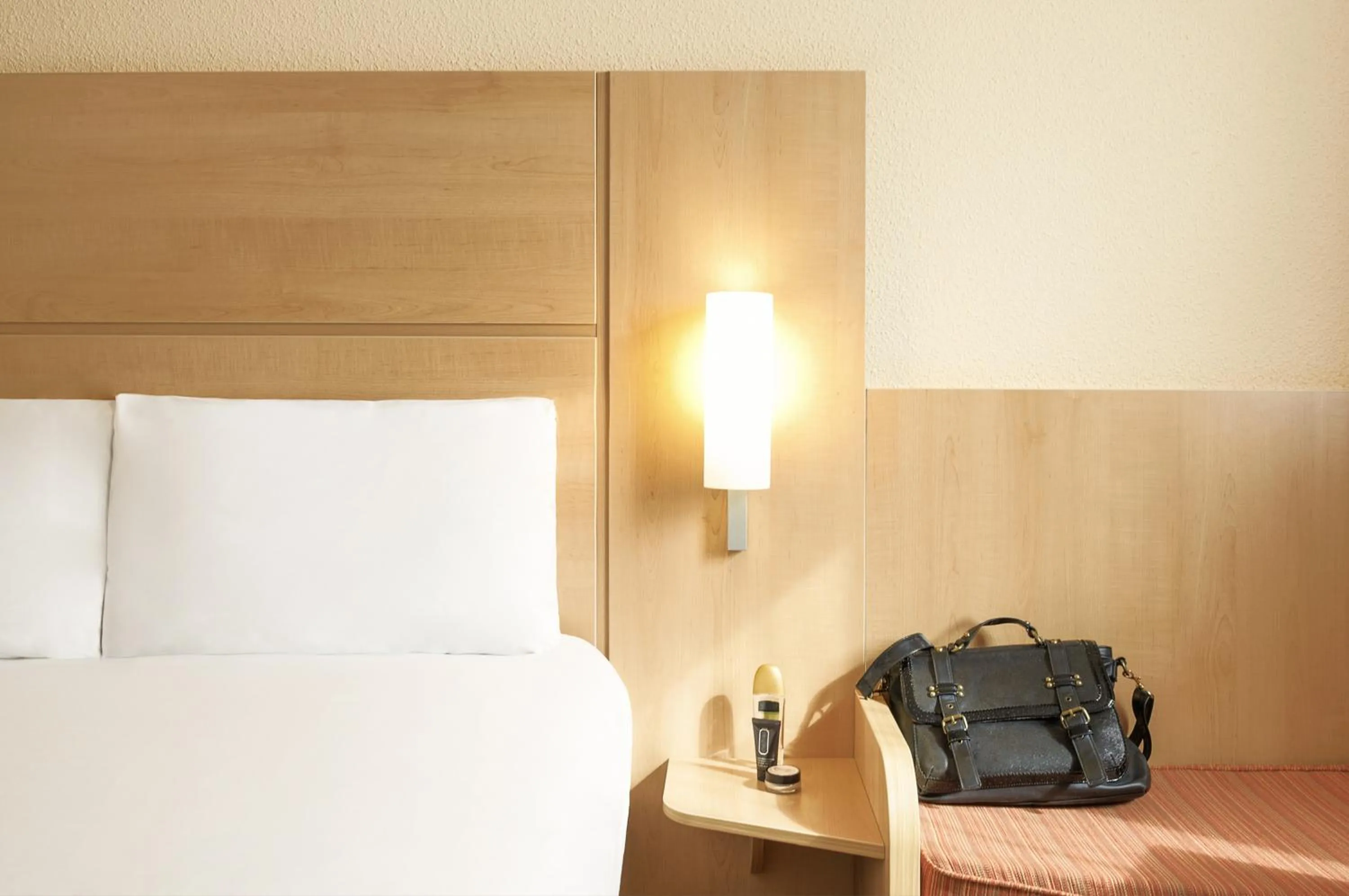 Photo of the whole room, Bed in ibis Bristol Centre