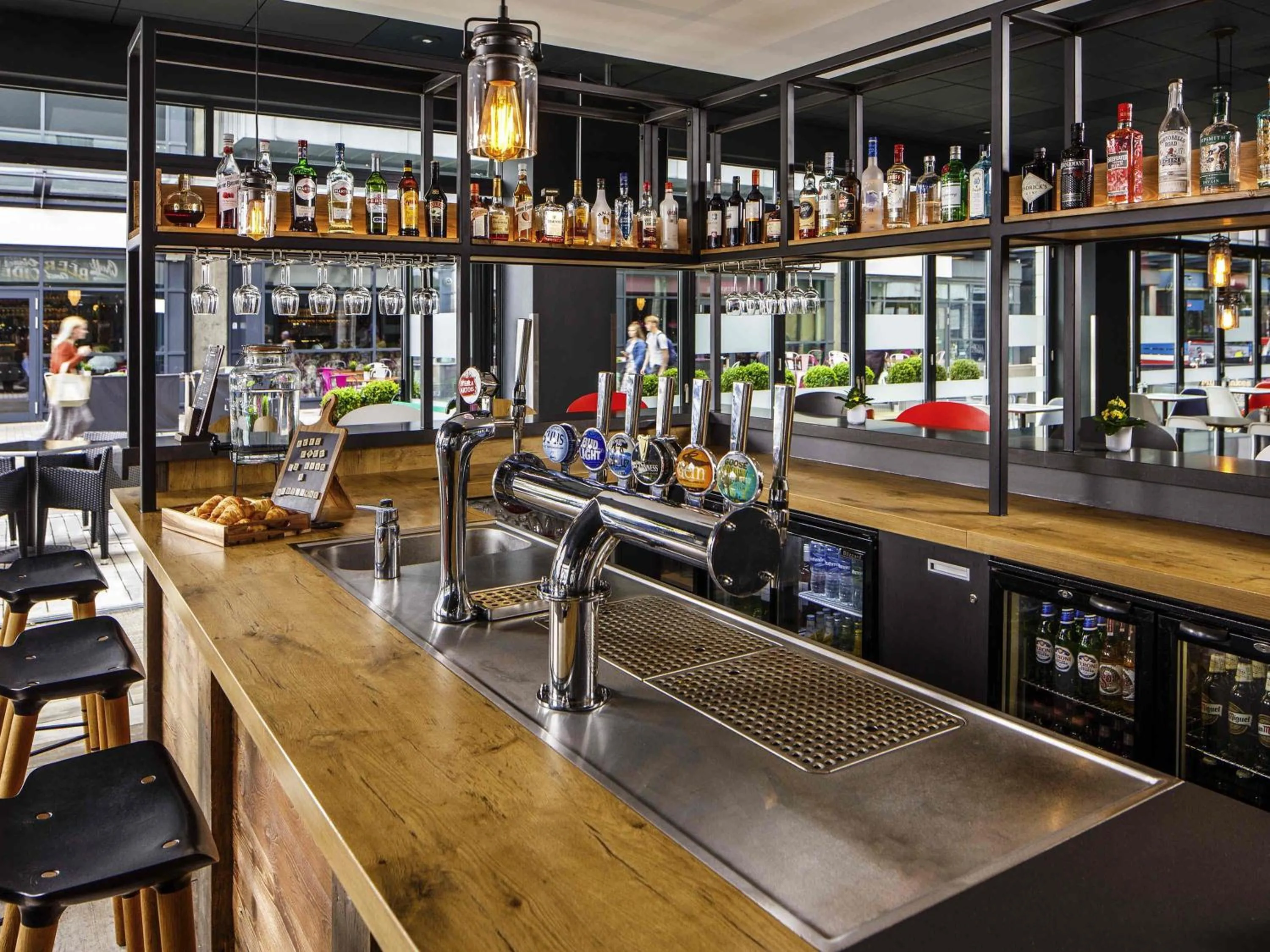 Lounge or bar in ibis Bristol Centre