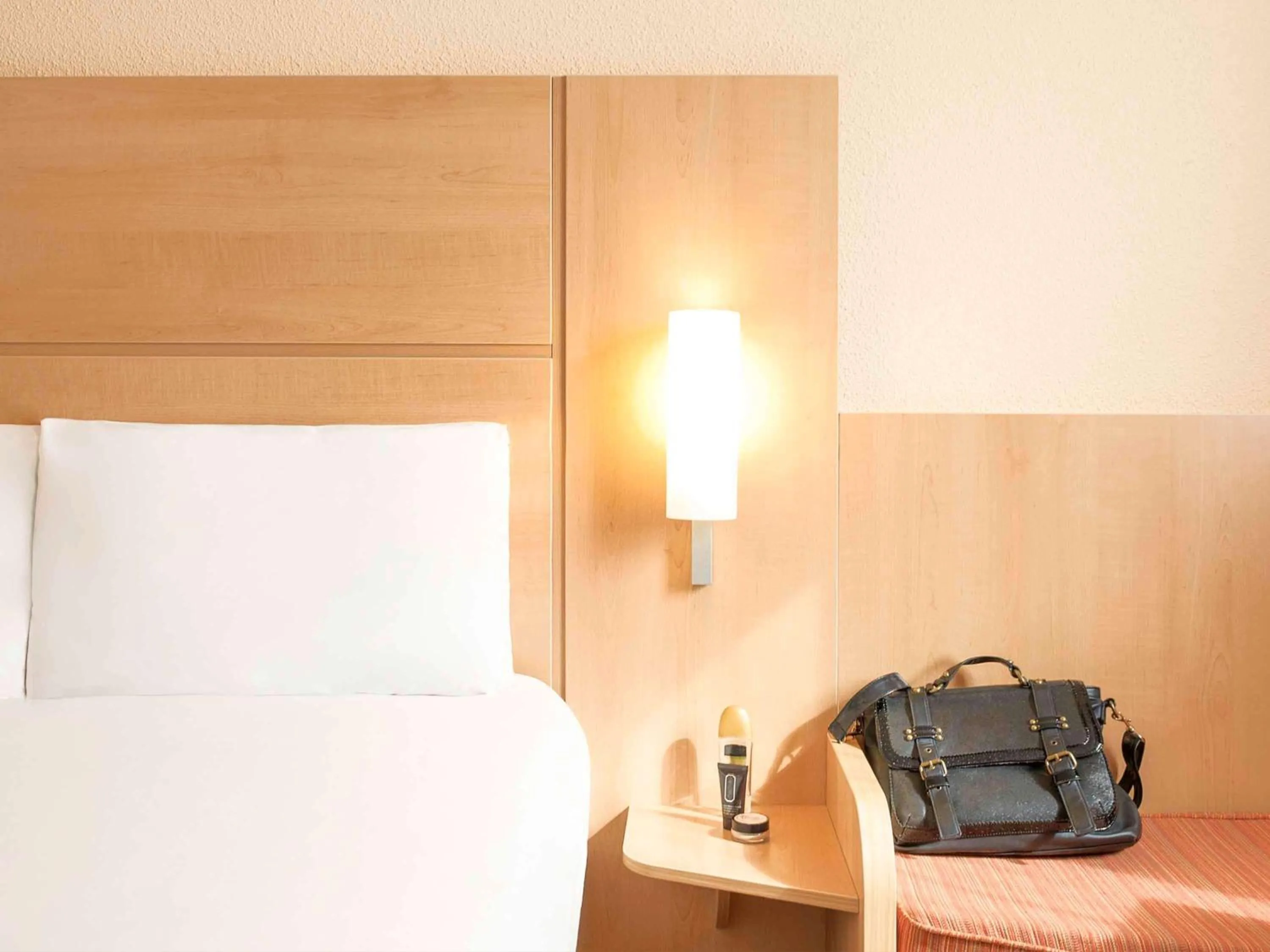 Photo of the whole room, Bed in ibis Bristol Centre