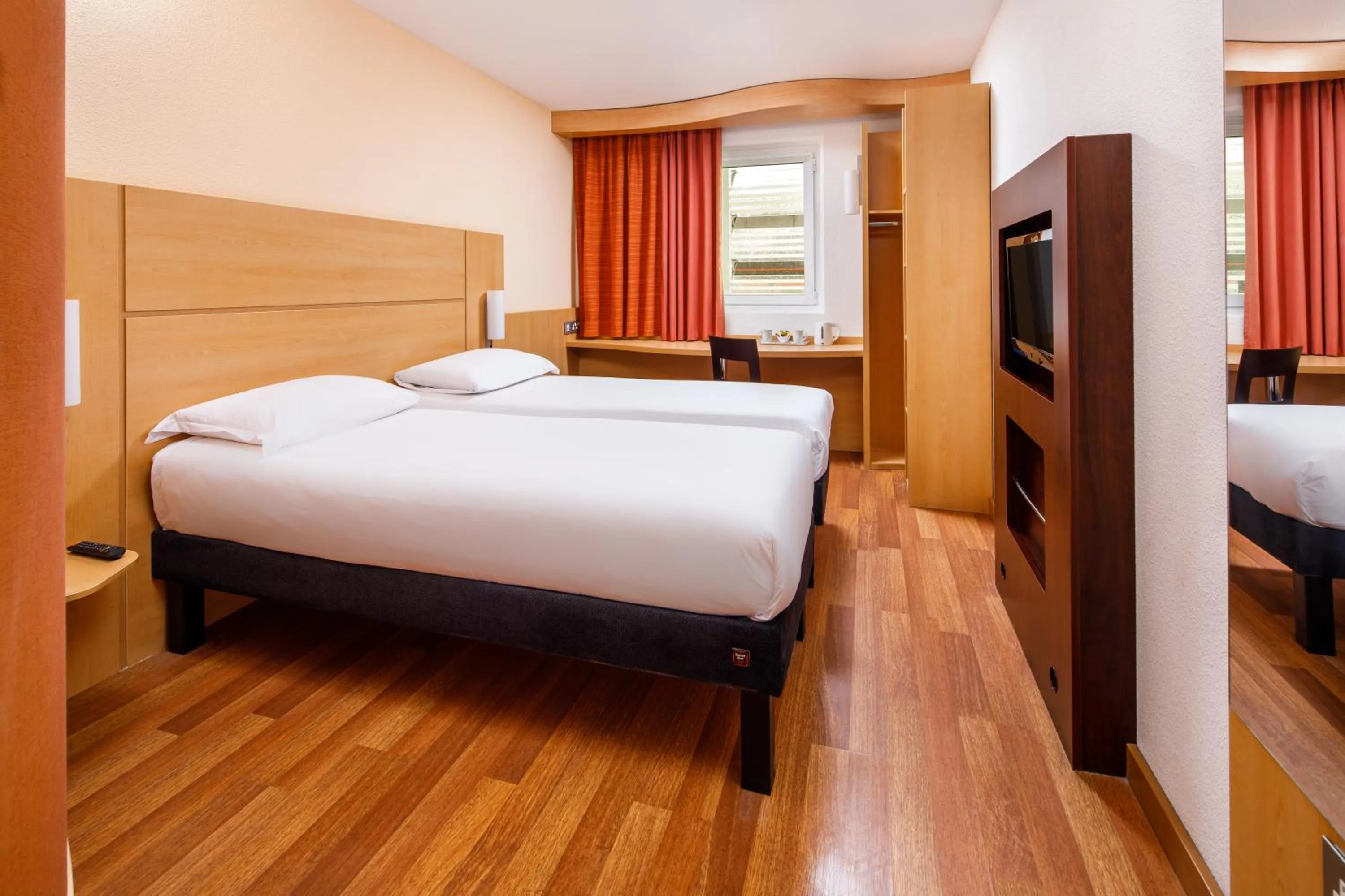 Bed in ibis Bristol Centre