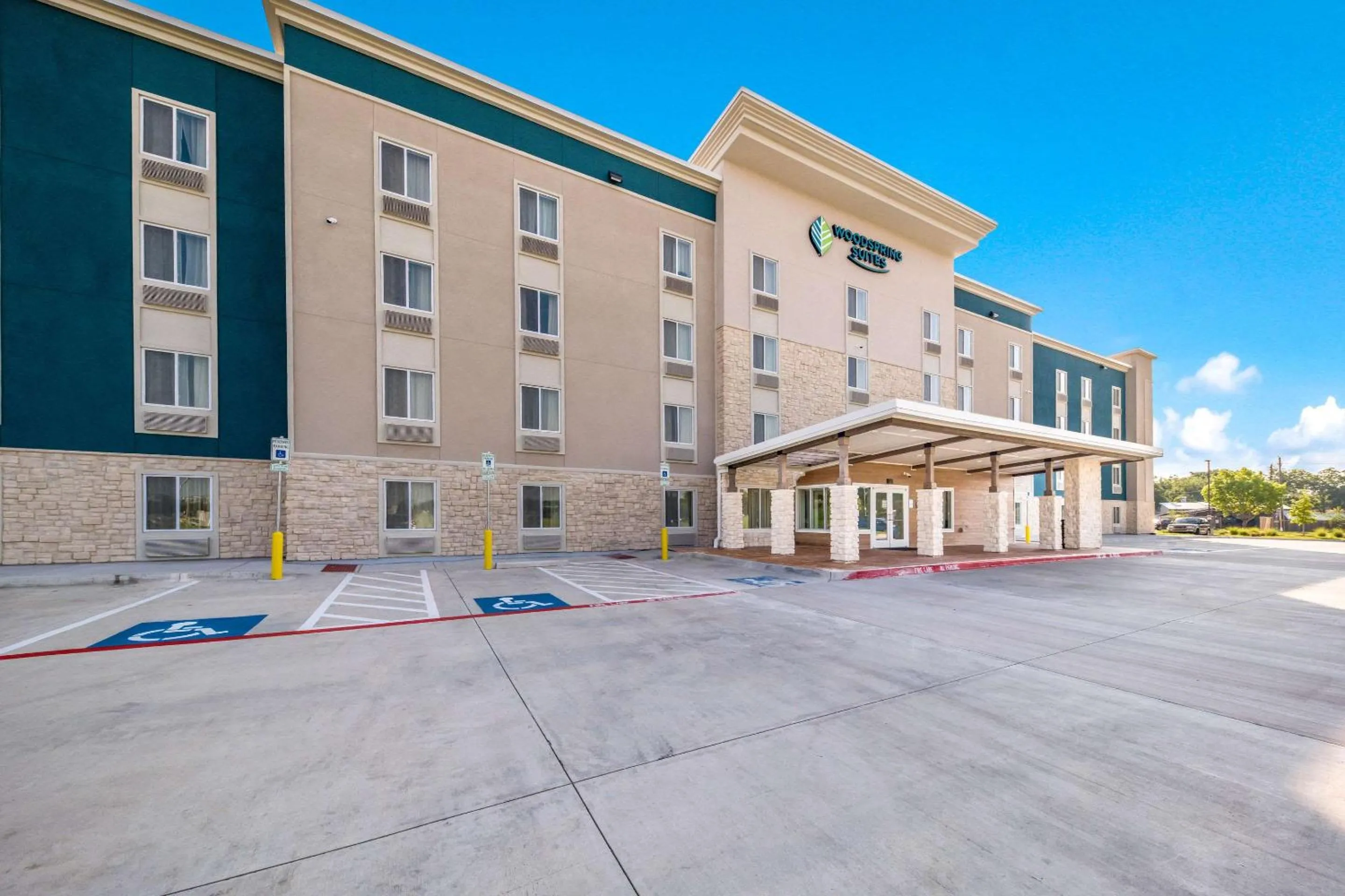 Property building in WoodSpring Suites Dallas Plano Central Legacy Drive