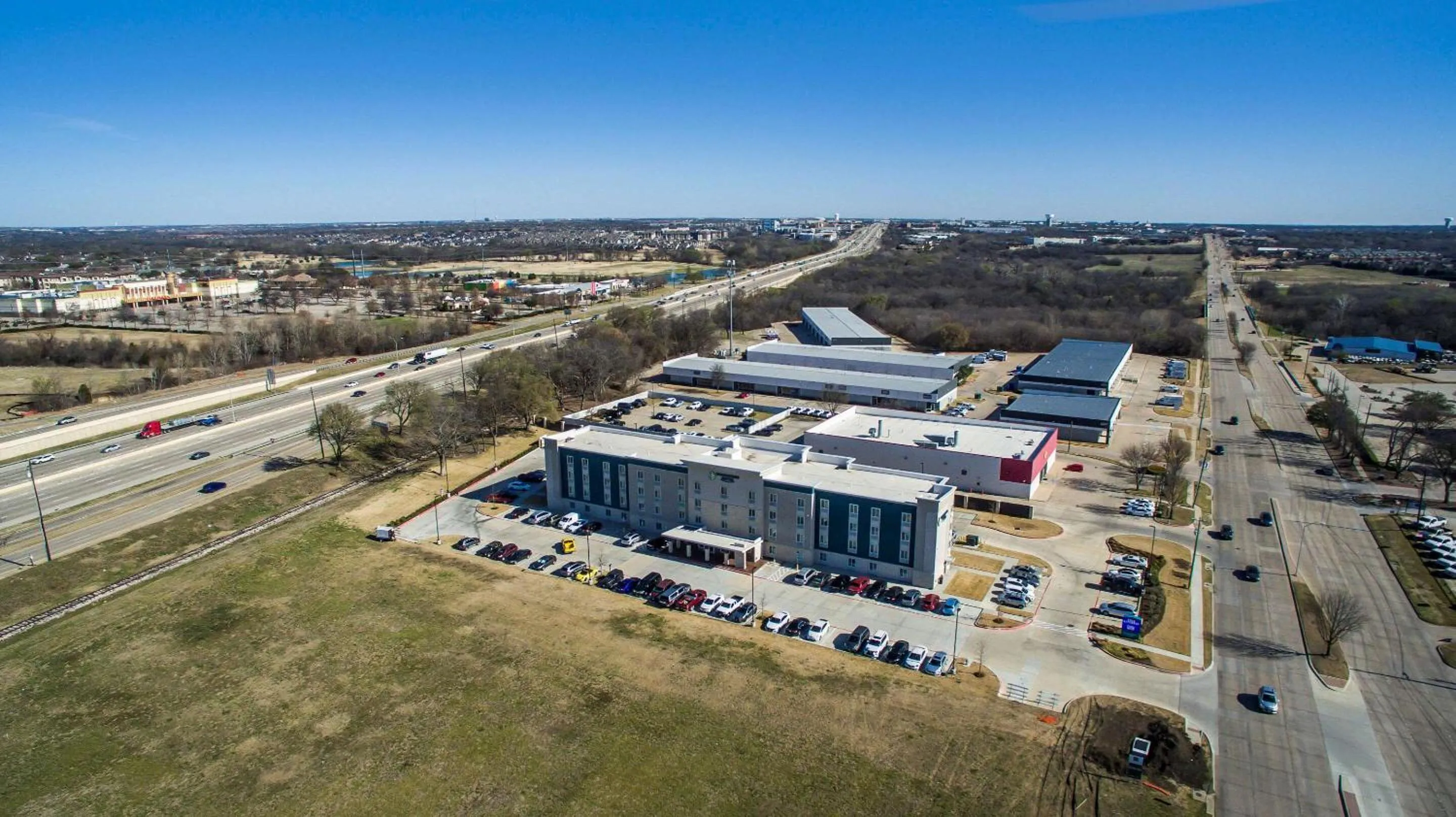 Property building in WoodSpring Suites Dallas Plano Central Legacy Drive