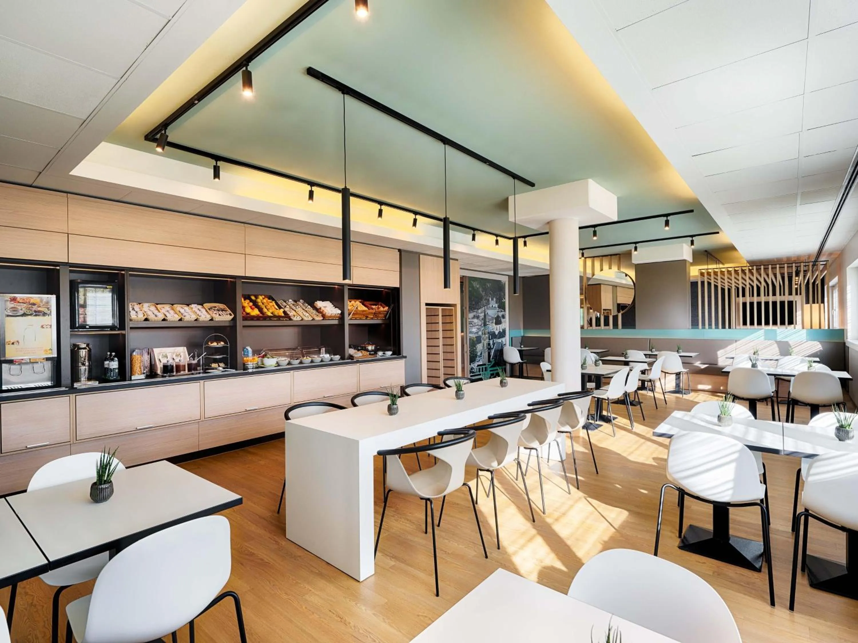 Lounge or bar in B&B Hotel Salzburg-Nord