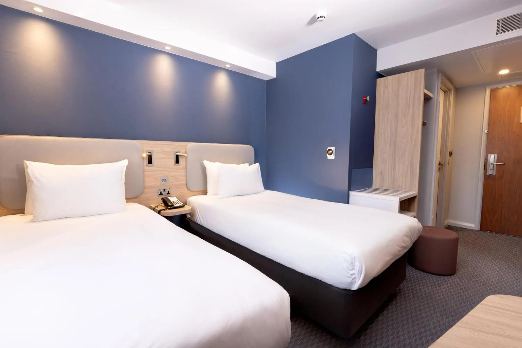 Photo of the whole room, Bed in Holiday Inn Express Windsor by IHG