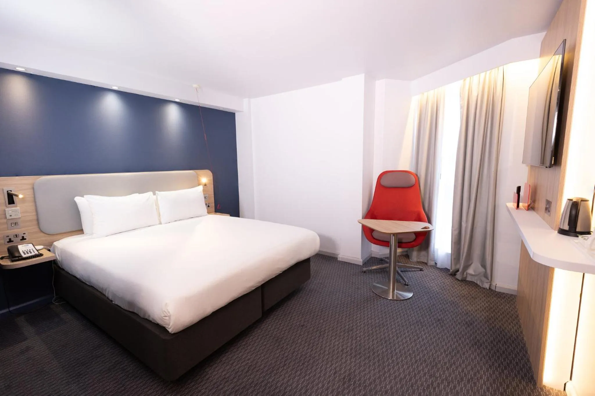 Photo of the whole room, Bed in Holiday Inn Express Windsor by IHG