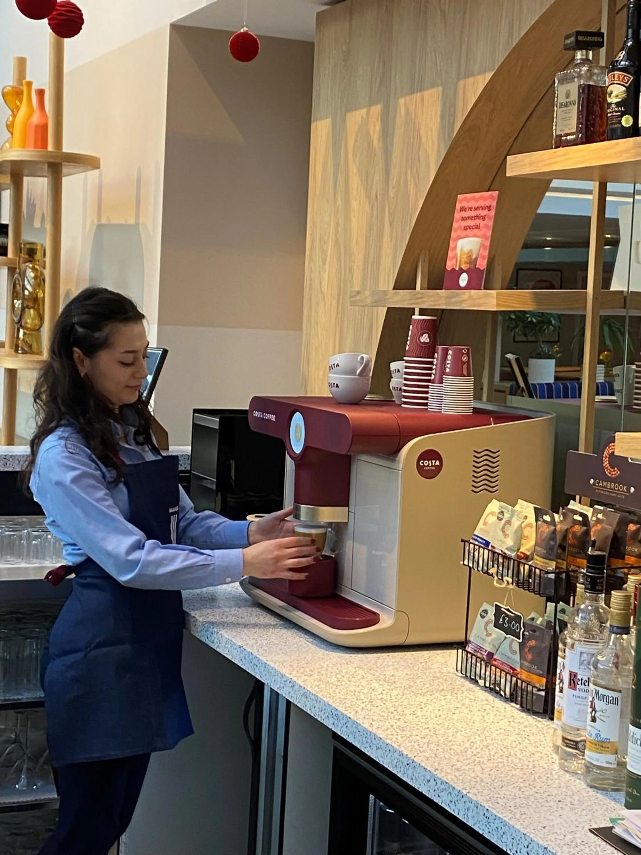 Lounge or bar in Holiday Inn Express Windsor by IHG