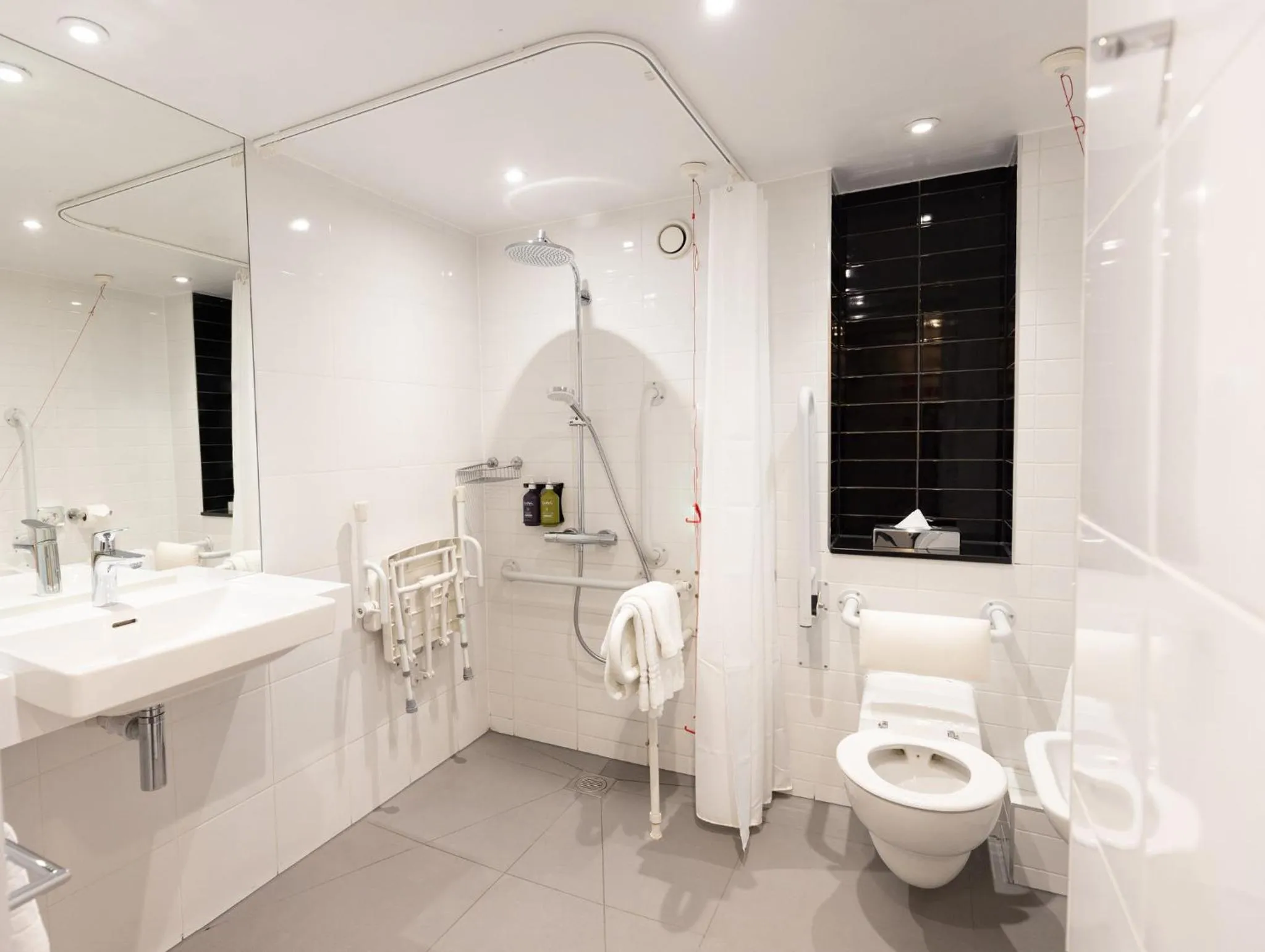 Photo of the whole room in Holiday Inn Express Windsor by IHG