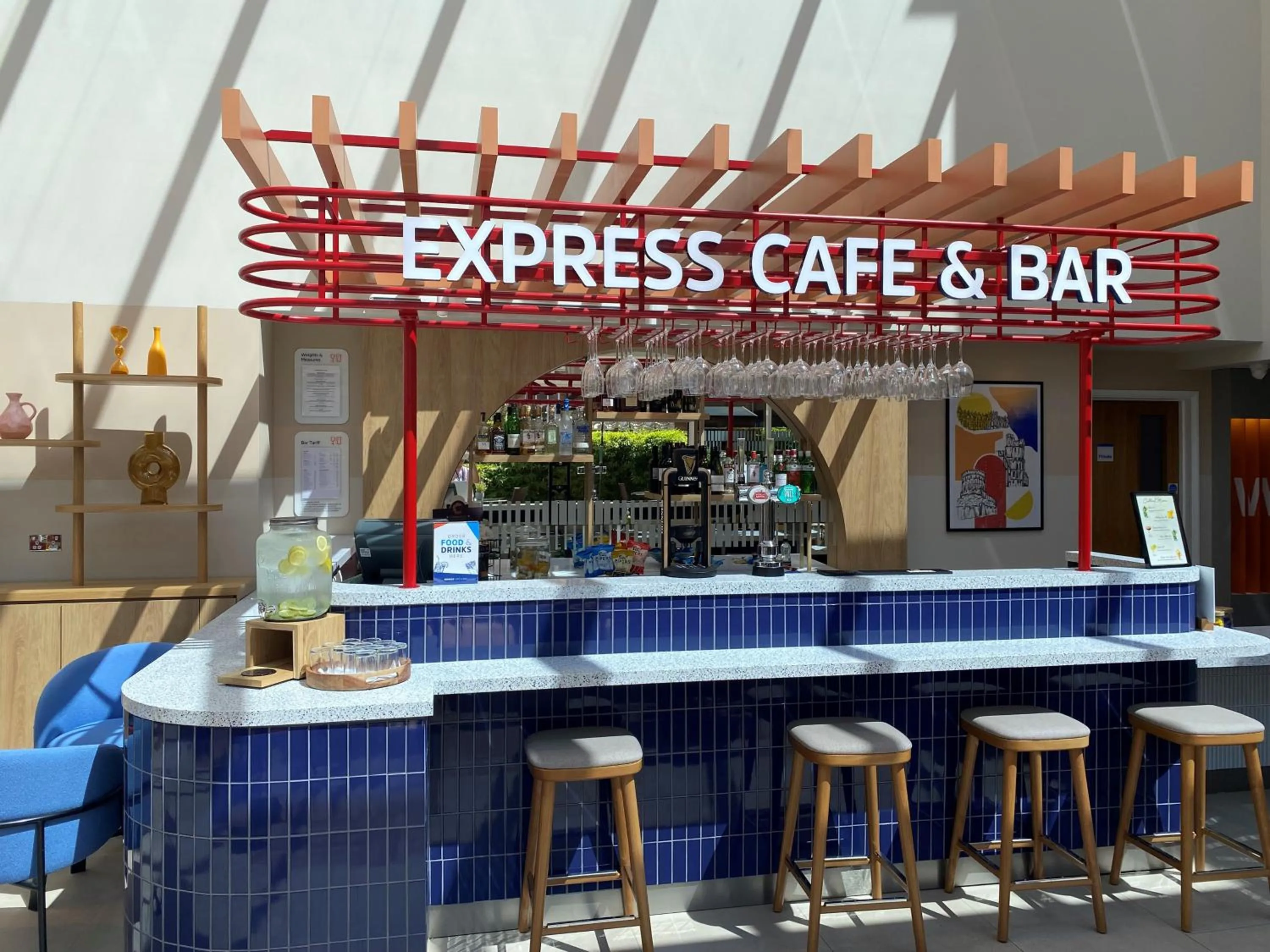 Restaurant/places to eat in Holiday Inn Express Windsor by IHG