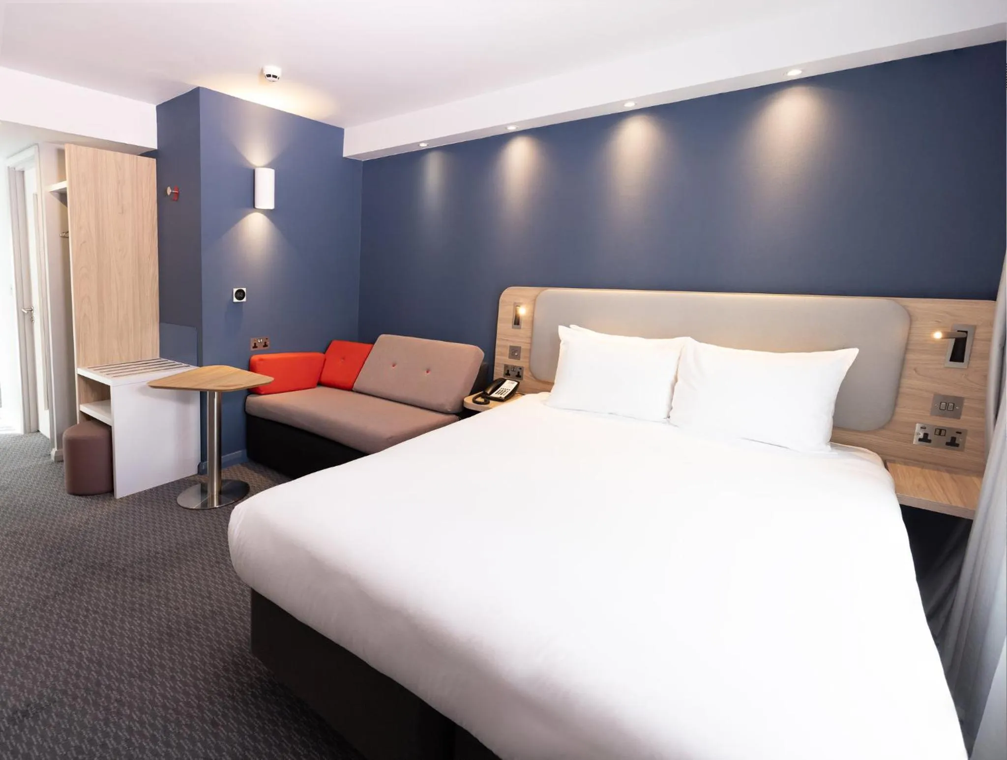 Photo of the whole room, Bed in Holiday Inn Express Windsor by IHG