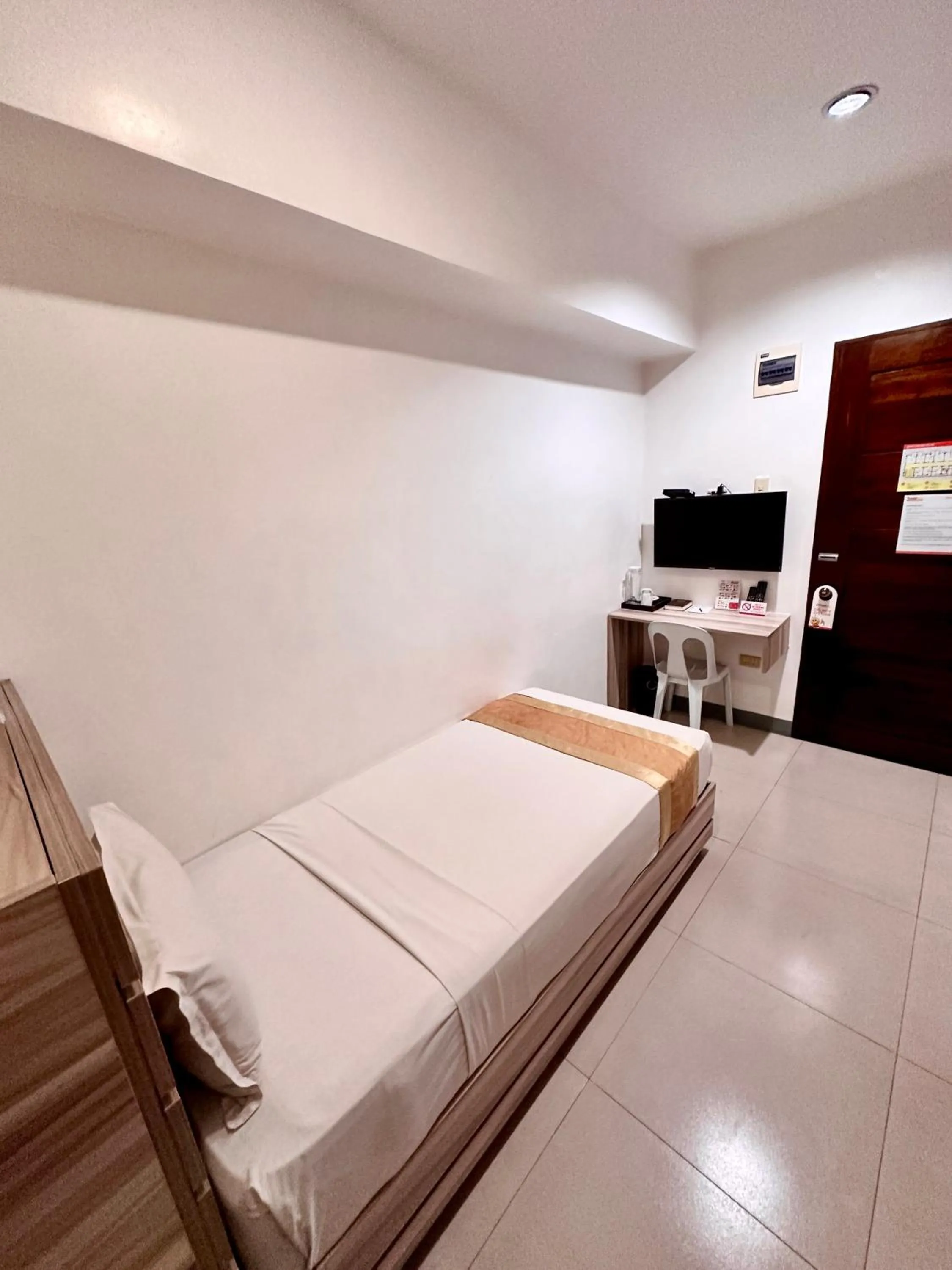 Photo of the whole room in Travelbee Fuente Inn