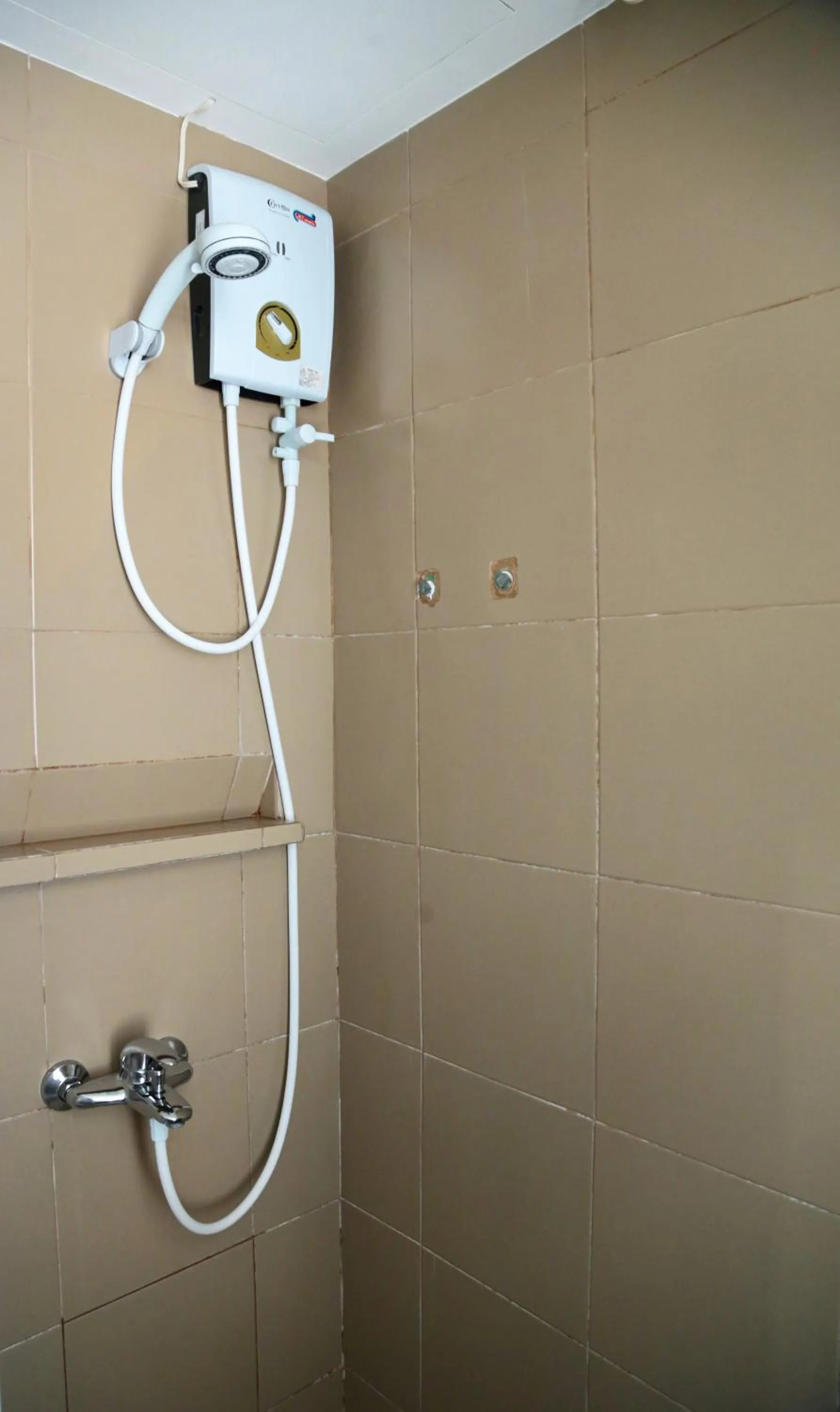 Shower in Travelbee Fuente Inn