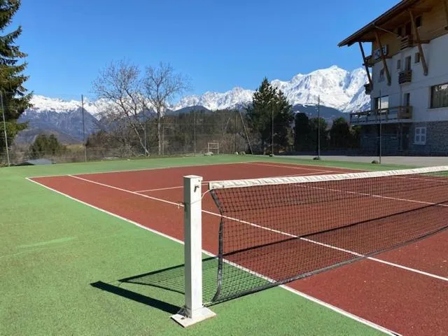 Tennis court in Le Chamois d'Or