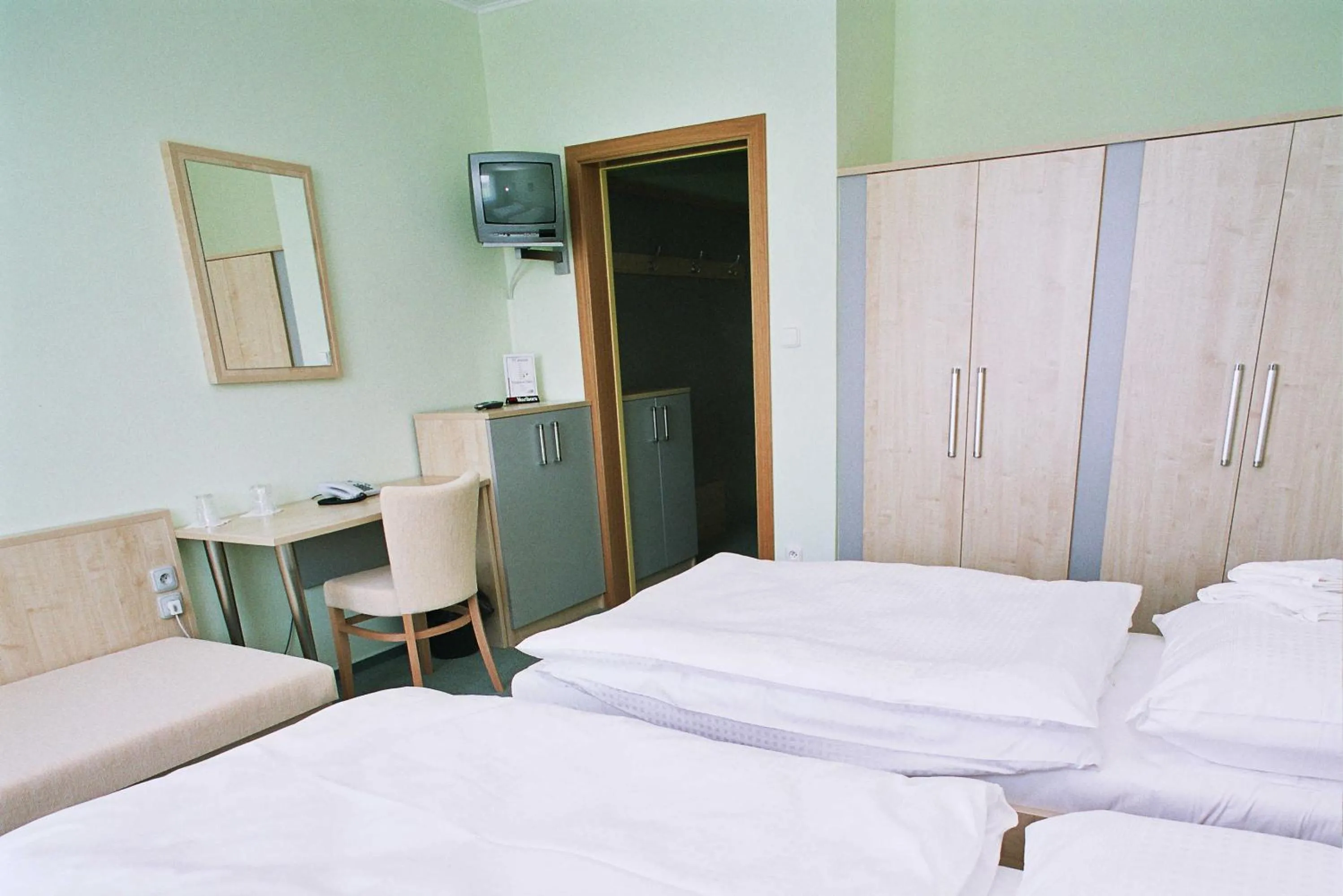 Photo of the whole room, Bed in Buly Aréna