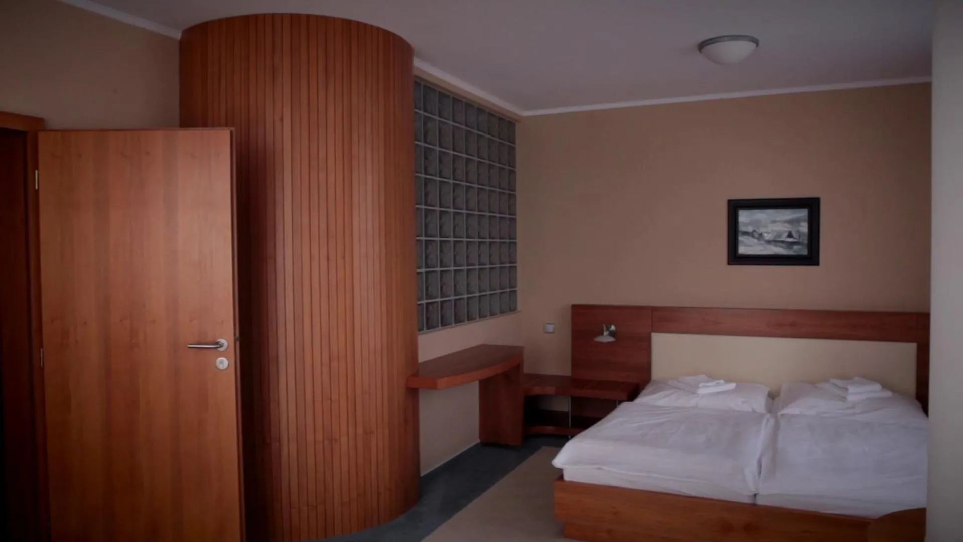 Photo of the whole room, Bed in Buly Aréna