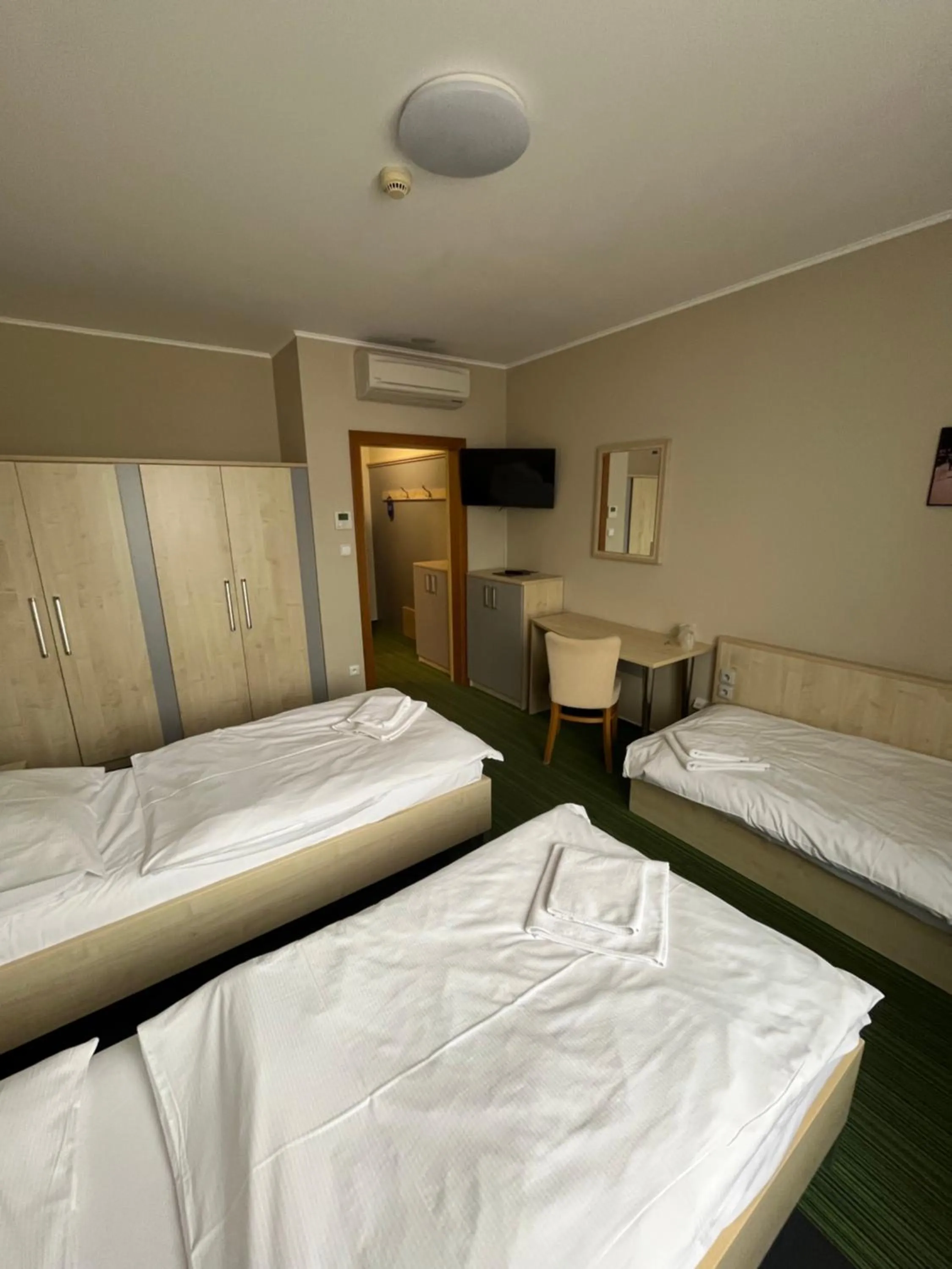 Photo of the whole room, Bed in Buly Aréna