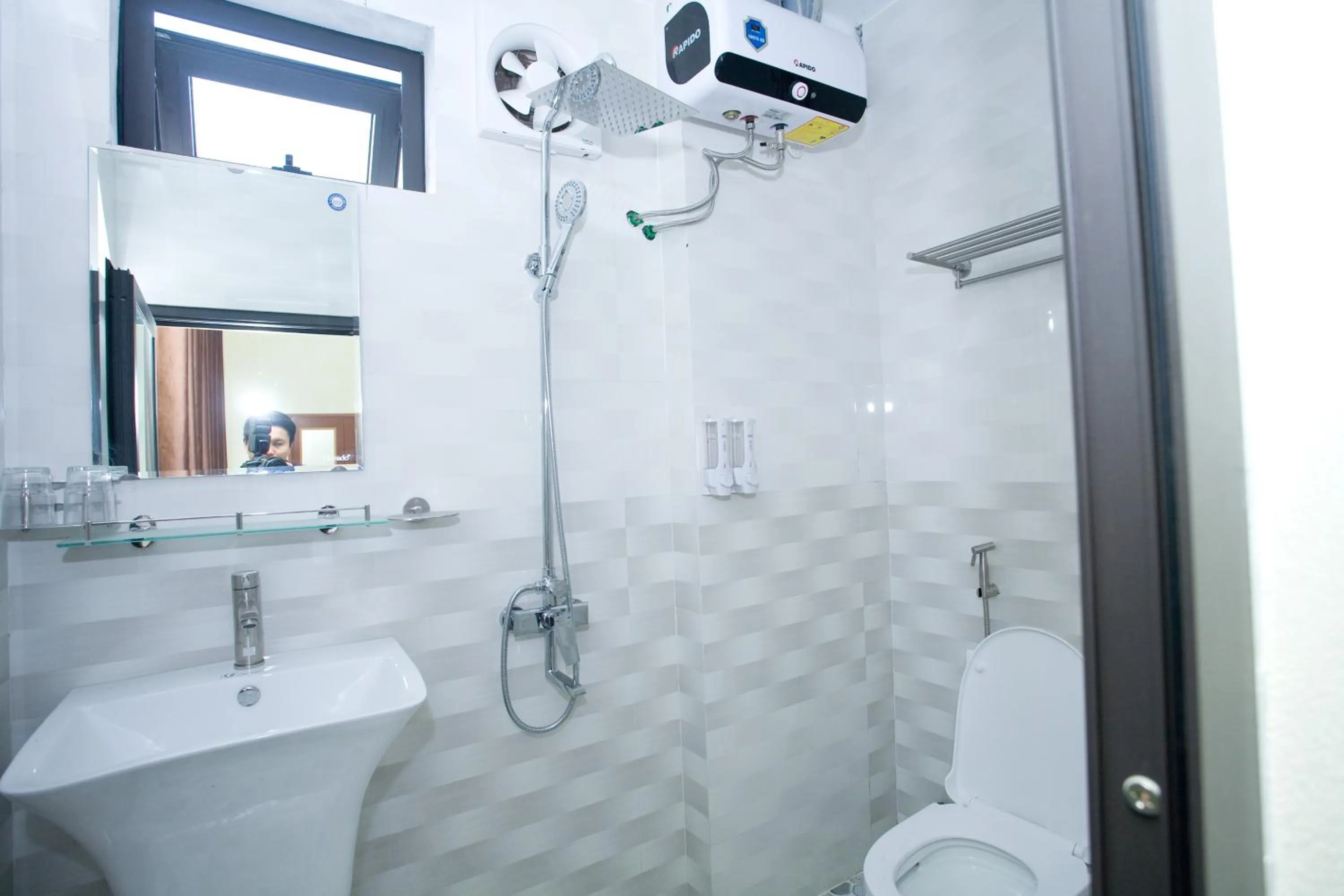 Shower in Golden Forest Homestay