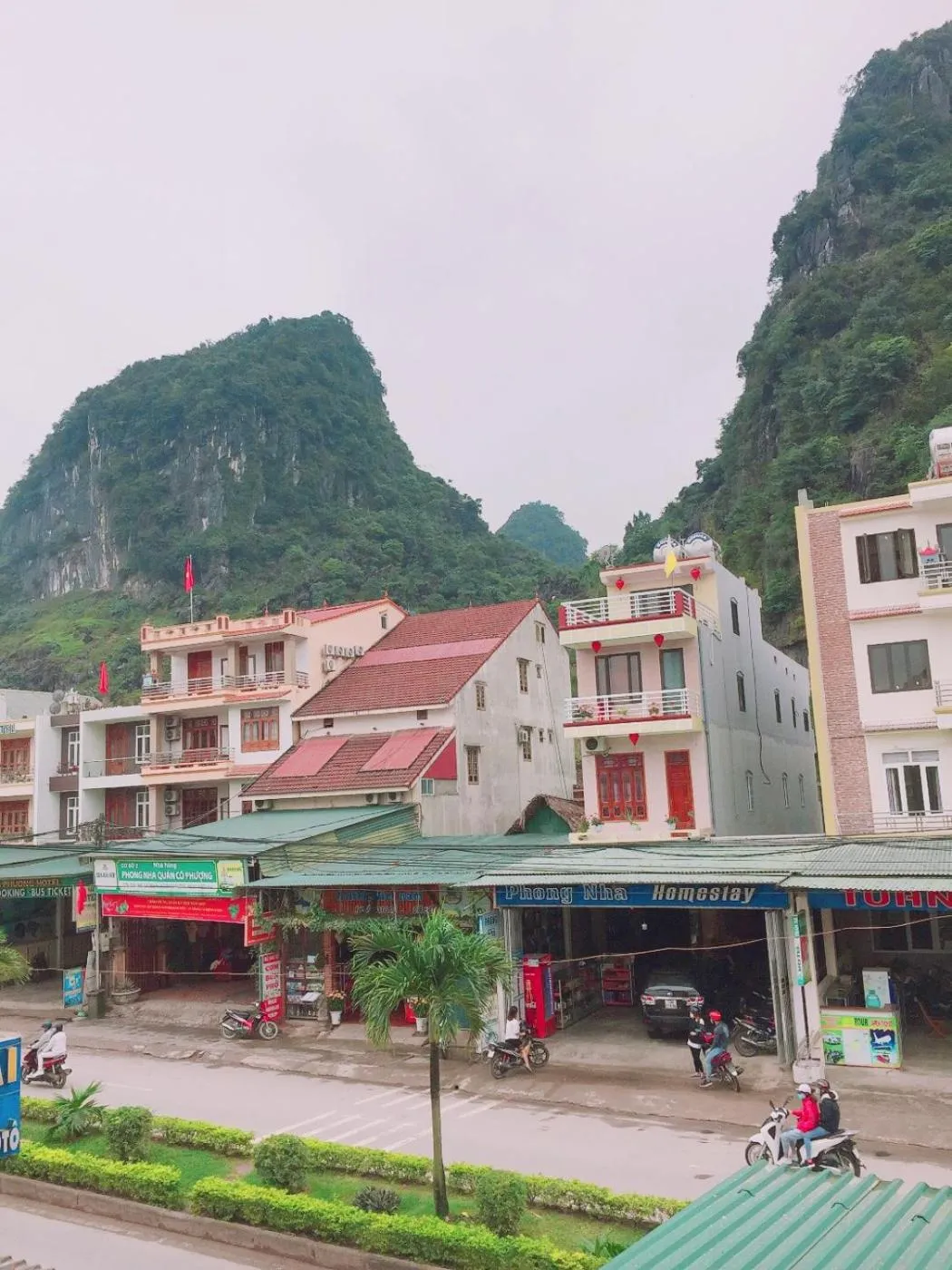 Property building in Golden Forest Homestay