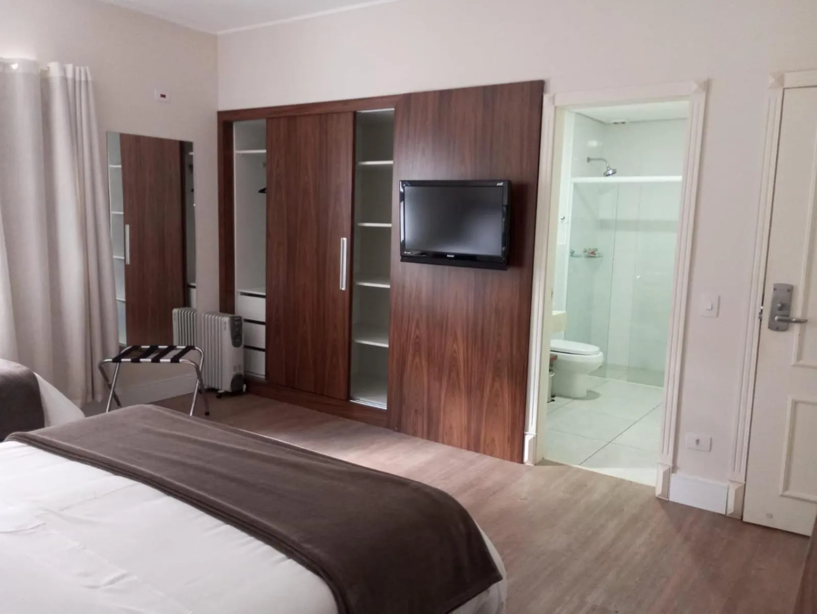 Bathroom, Bed in Hotel Chateau