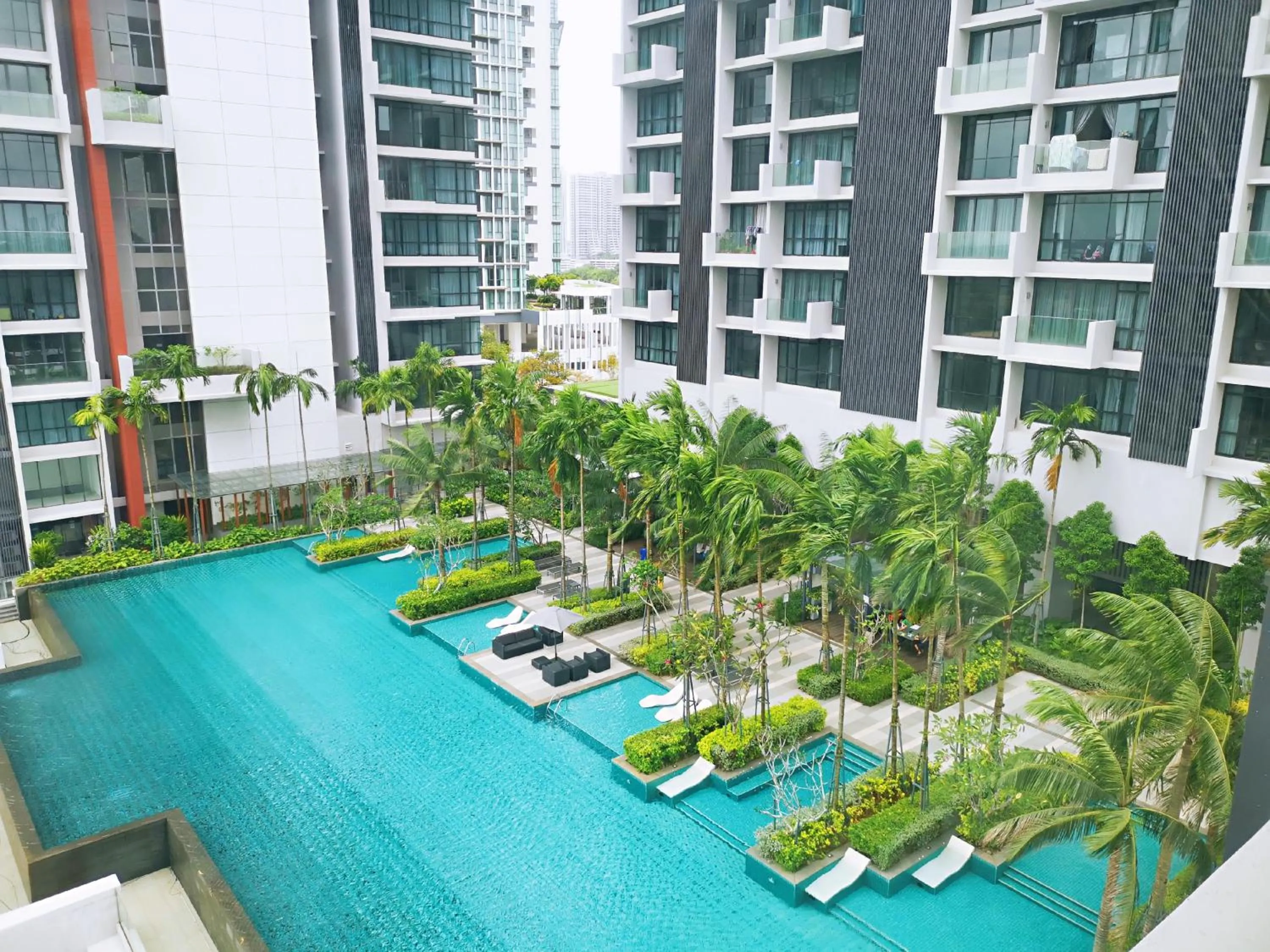 Swimming pool in Grand Medini Suites by RR JBcity