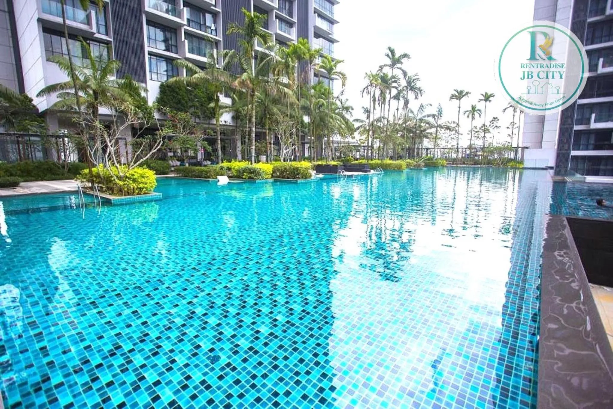 Swimming pool in Grand Medini Suites by RR JBcity