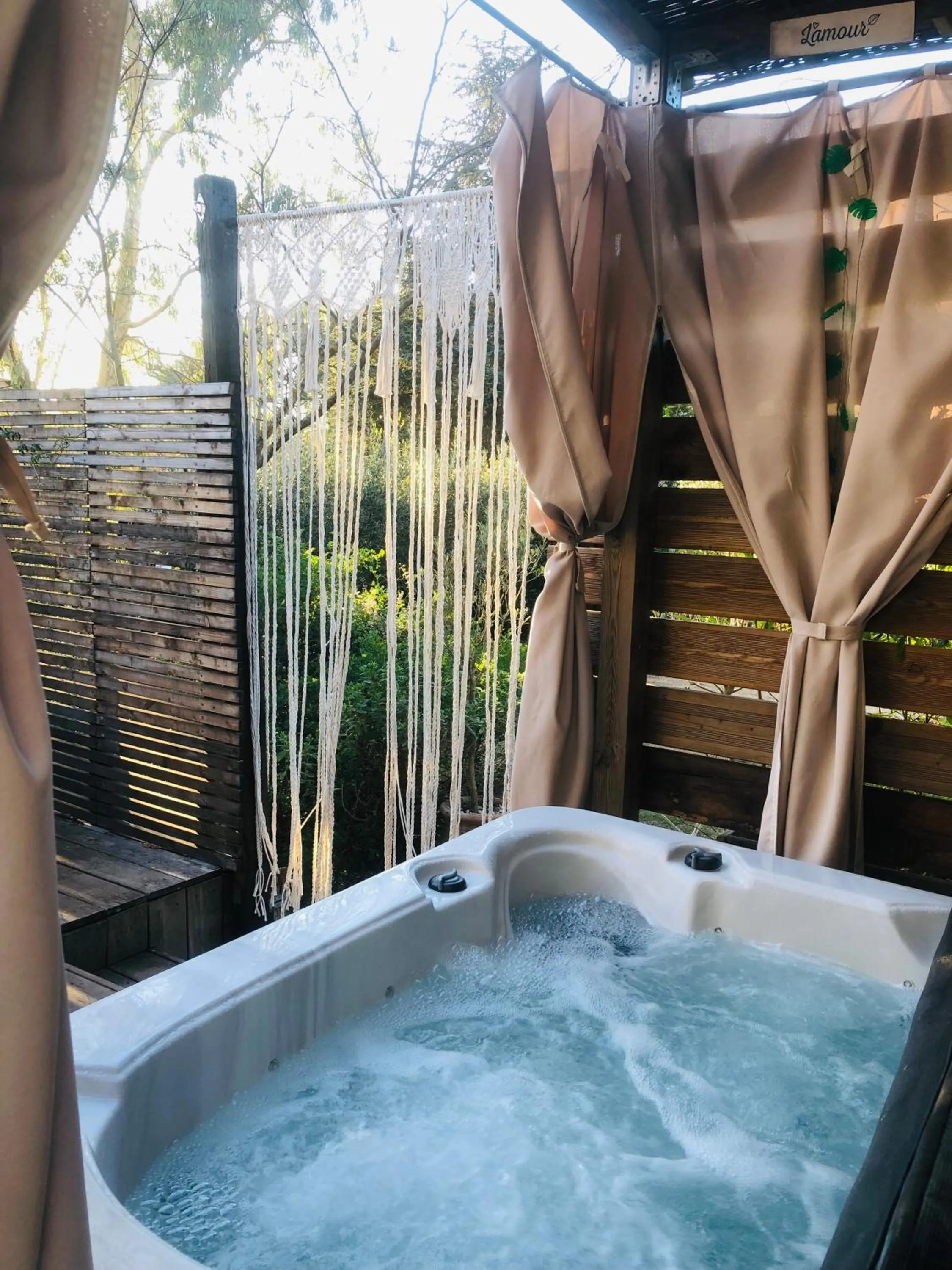 Hot Tub in l'Oustaou B&B Piscine & Spa