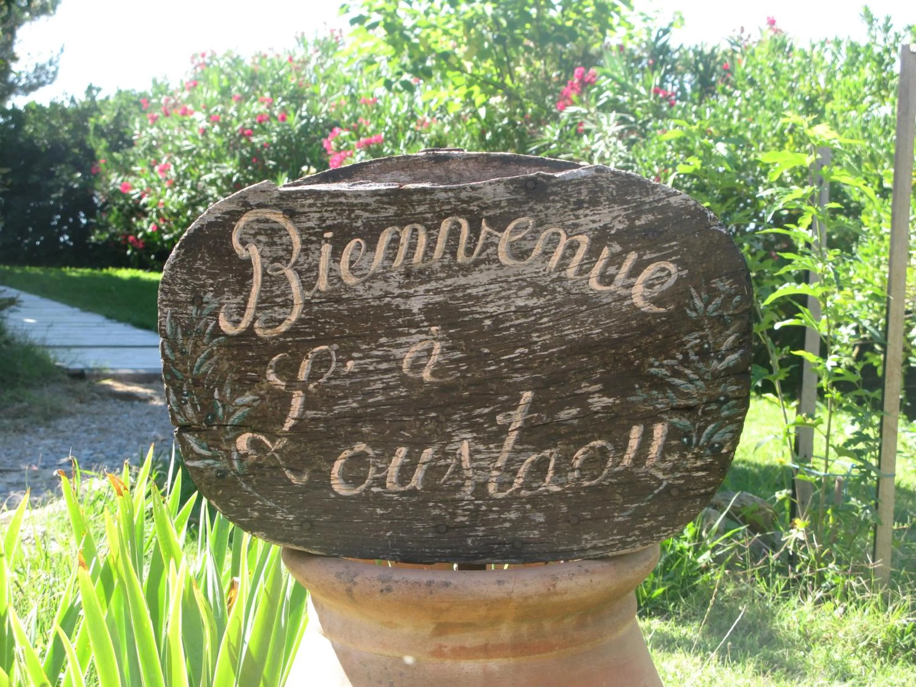 Off site in l'Oustaou B&B Piscine & Spa