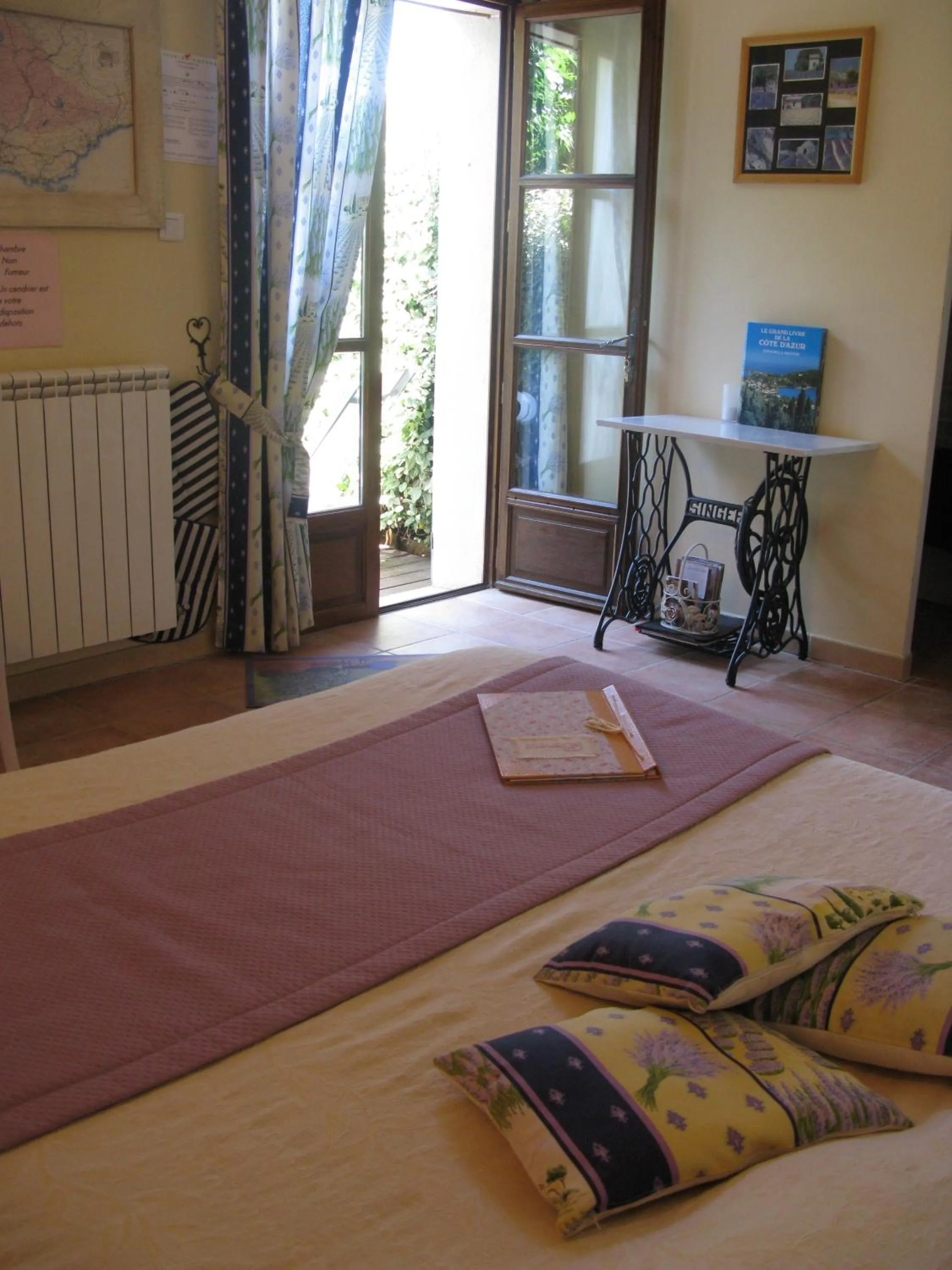 Photo of the whole room, Bed in l'Oustaou B&B Piscine & Spa