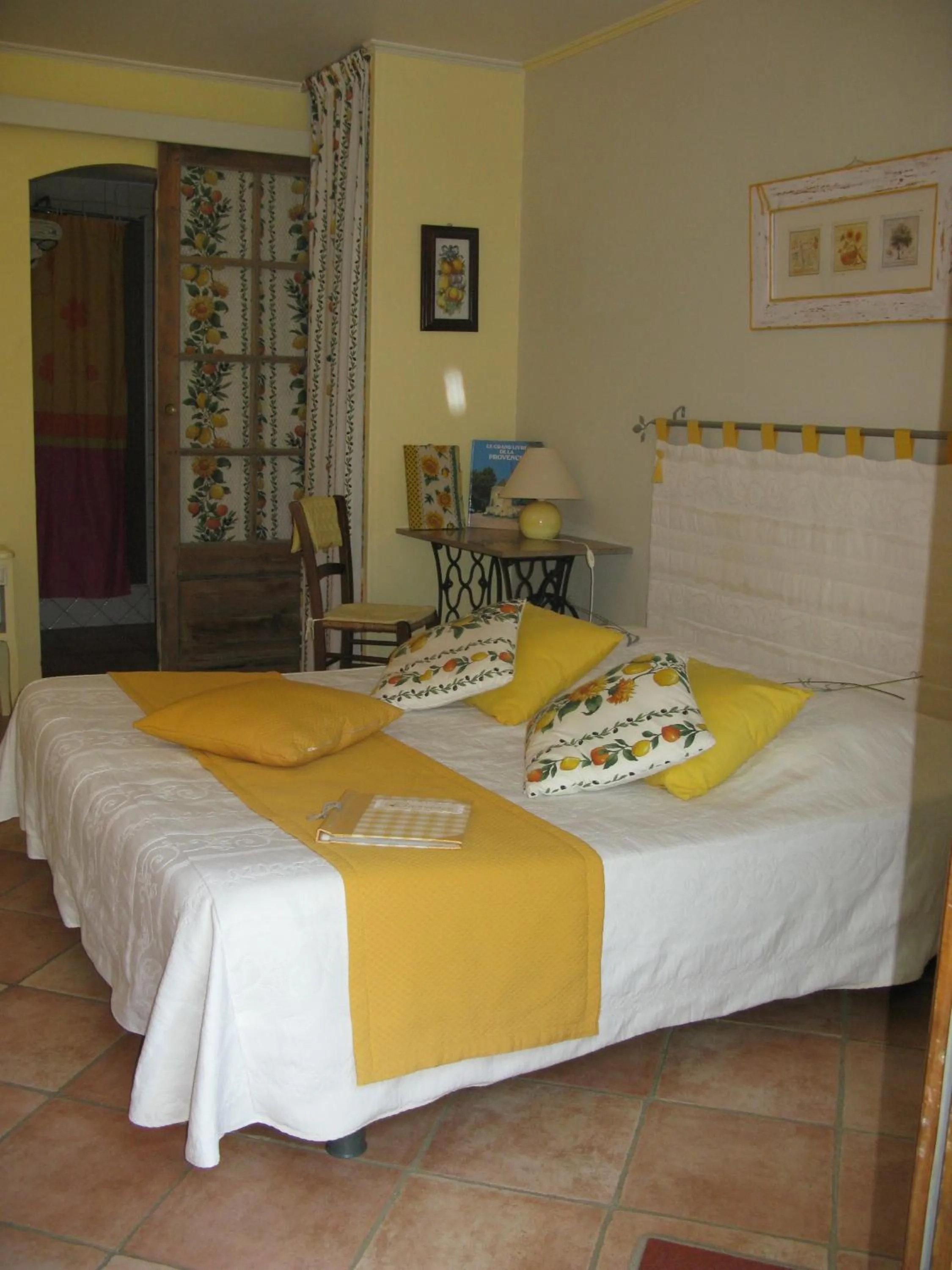 Bedroom, Bed in l'Oustaou B&B Piscine & Spa