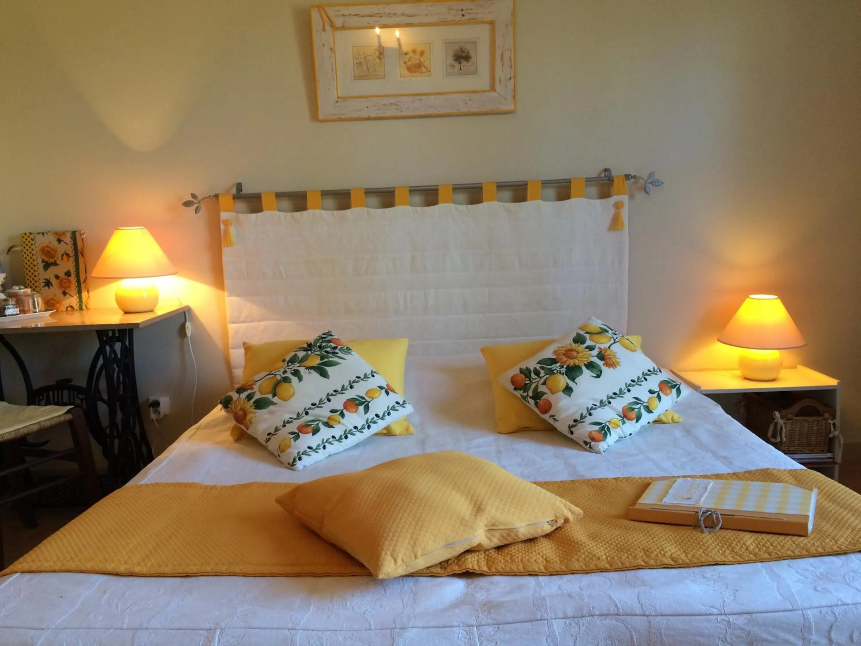 Bed in l'Oustaou B&B Piscine & Spa