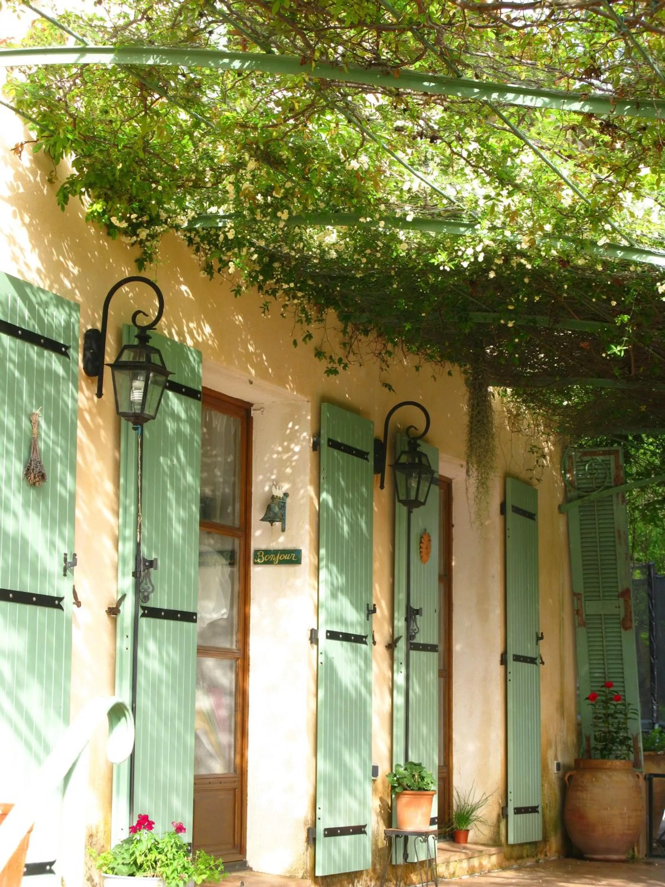 Facade/entrance in l'Oustaou B&B Piscine & Spa