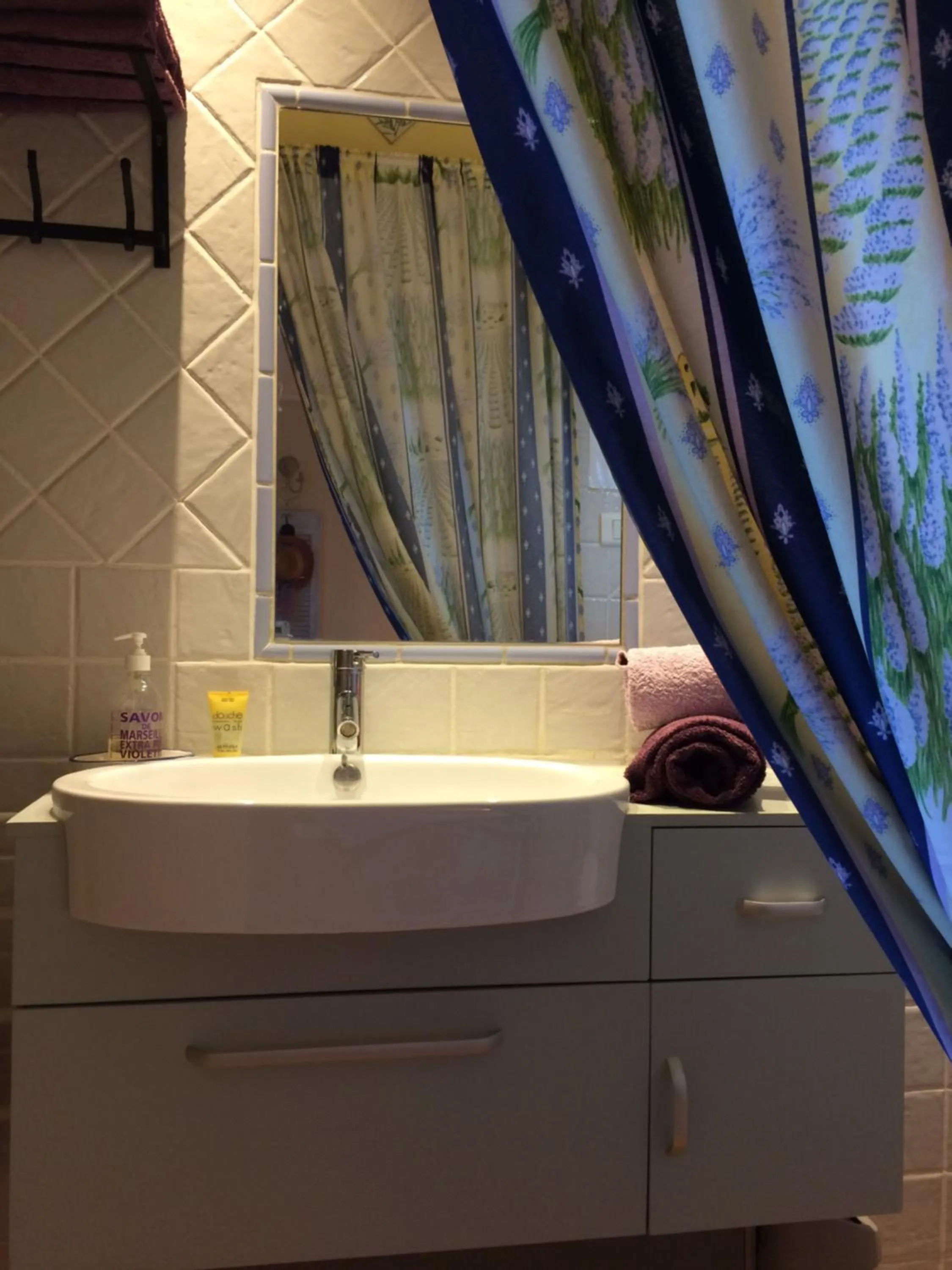 Photo of the whole room in l'Oustaou B&B Piscine & Spa