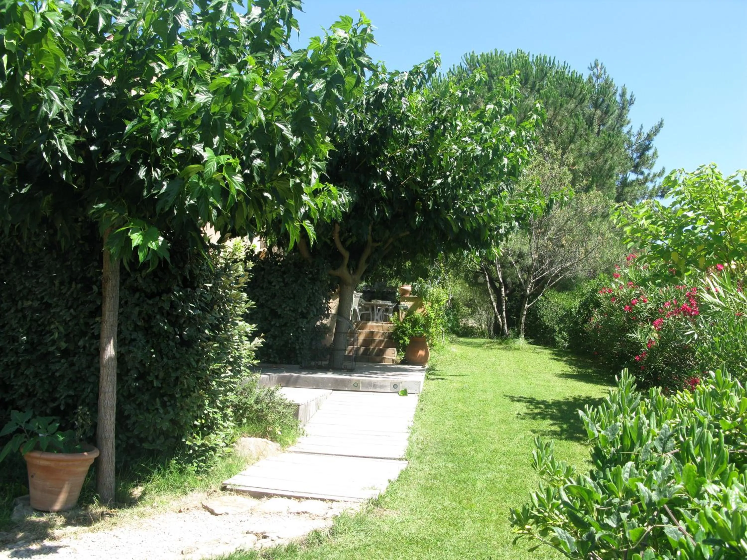 Garden view in l'Oustaou B&B Piscine & Spa