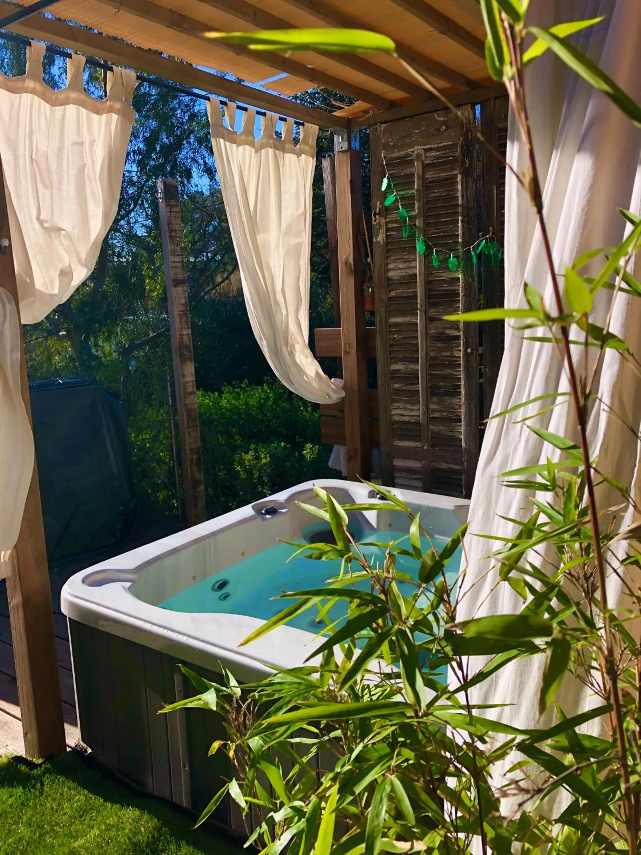Hot Tub in l'Oustaou B&B Piscine & Spa